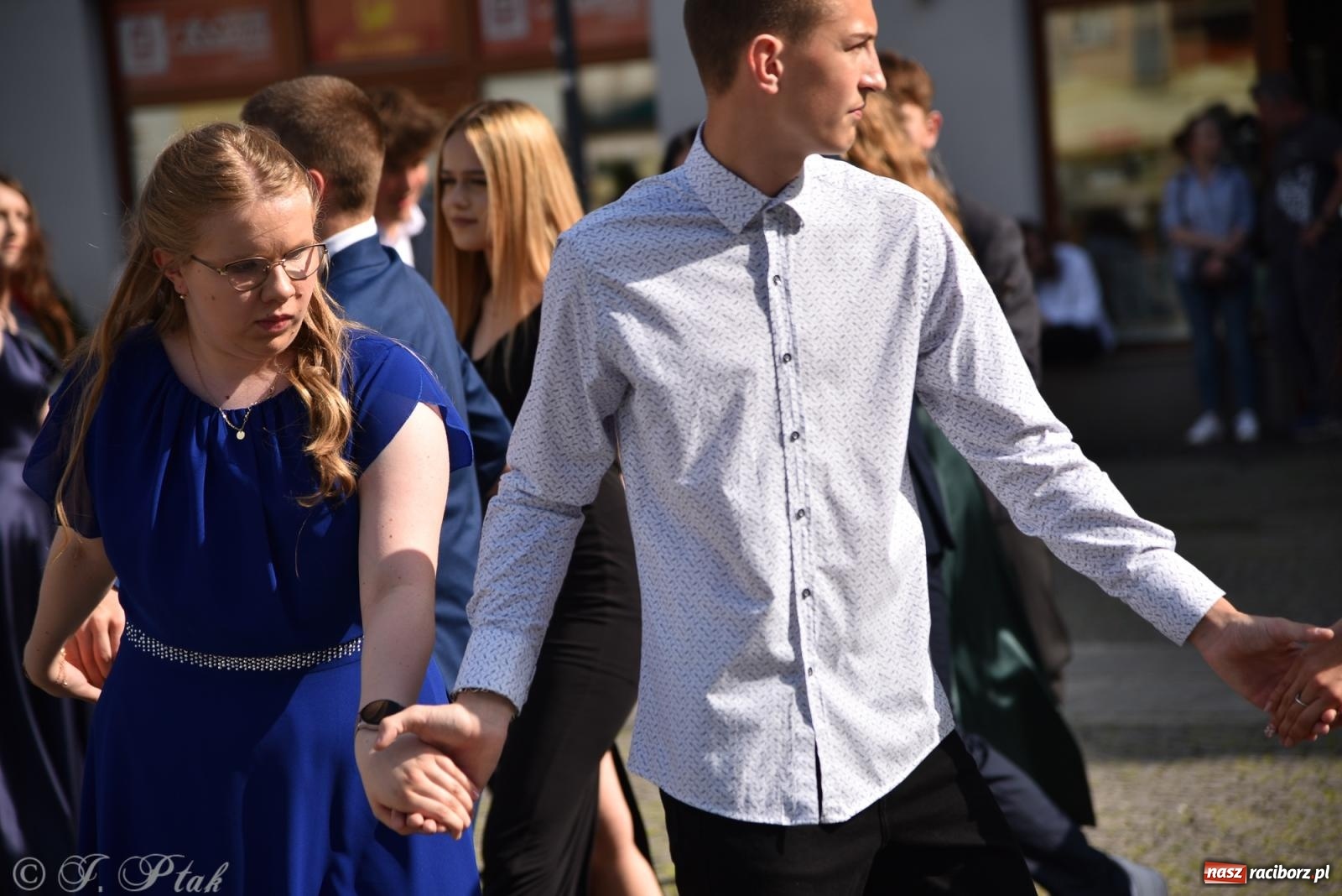 Zdjęcie w galerii na portalu naszraciborz.pl: Polonez ósmoklasistów z SP 18 na raciborskim rynku [FOTO i WIDEO] wiadomości z regionu