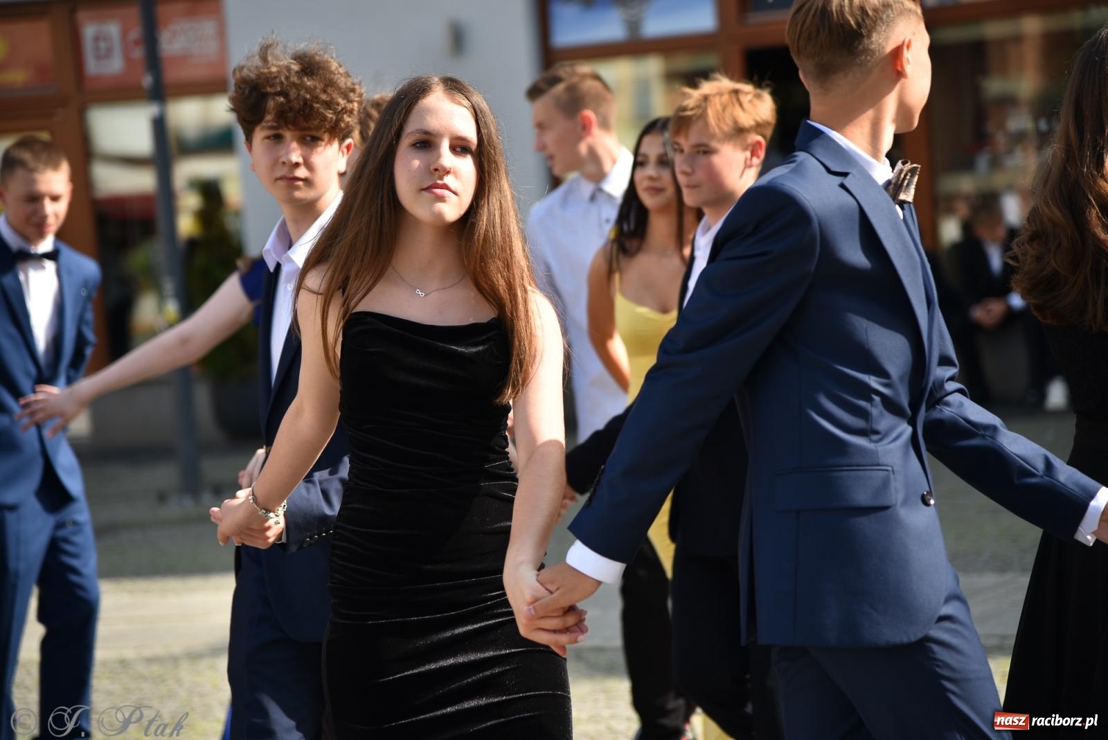 Zdjęcie w galerii na portalu naszraciborz.pl: Polonez ósmoklasistów z SP 18 na raciborskim rynku [FOTO i WIDEO] wiadomości z regionu