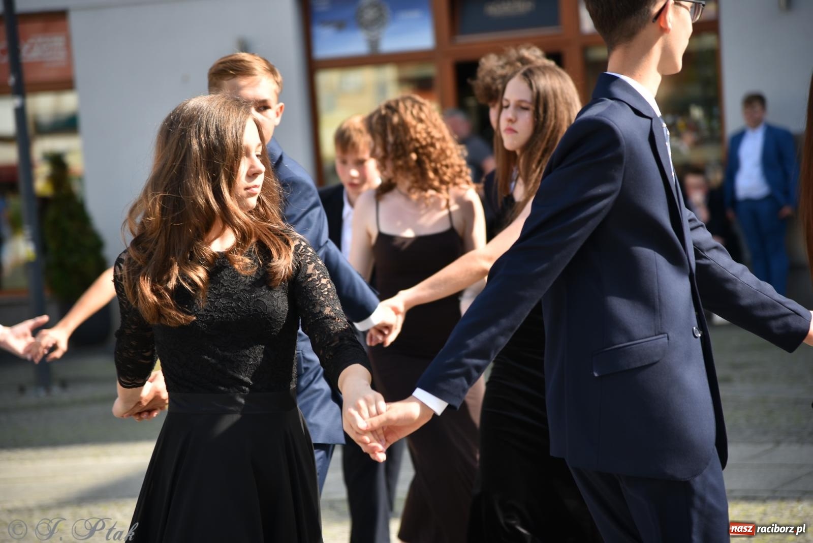 Zdjęcie w galerii na portalu naszraciborz.pl: Polonez ósmoklasistów z SP 18 na raciborskim rynku [FOTO i WIDEO] wiadomości z regionu