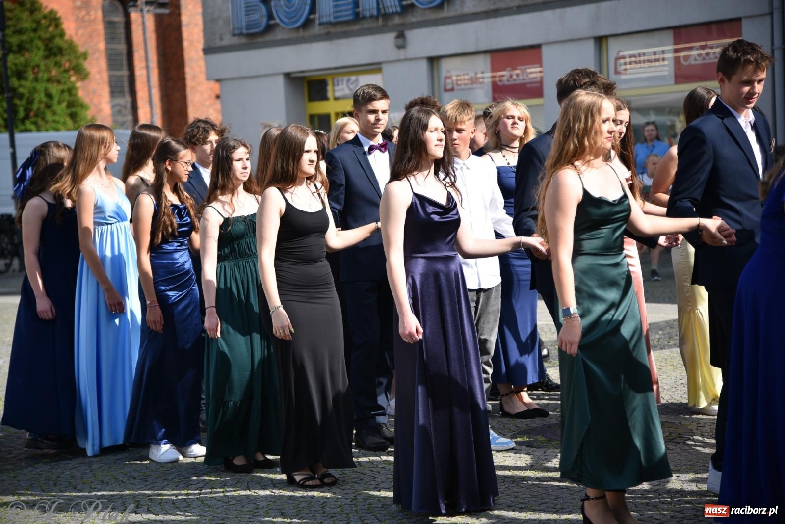 Zdjęcie w galerii na portalu naszraciborz.pl: Polonez ósmoklasistów z SP 18 na raciborskim rynku [FOTO i WIDEO] wiadomości z regionu