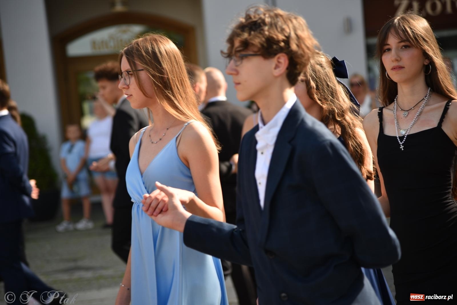 Zdjęcie w galerii na portalu naszraciborz.pl: Polonez ósmoklasistów z SP 18 na raciborskim rynku [FOTO i WIDEO] wiadomości z regionu