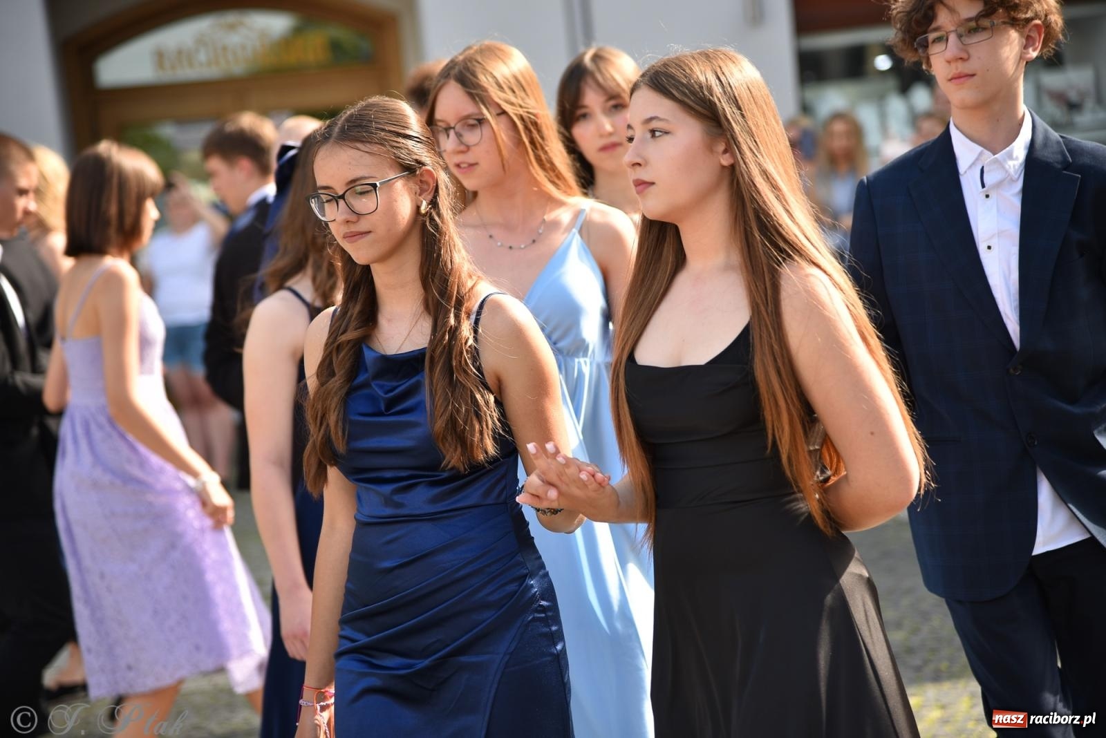 Zdjęcie w galerii na portalu naszraciborz.pl: Polonez ósmoklasistów z SP 18 na raciborskim rynku [FOTO i WIDEO] wiadomości z regionu