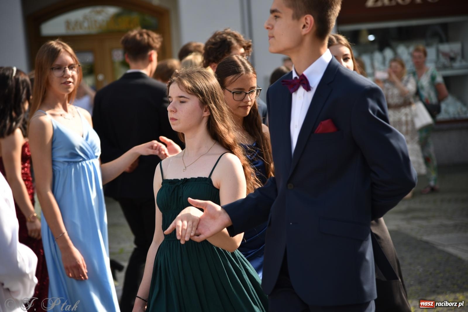 Zdjęcie w galerii na portalu naszraciborz.pl: Polonez ósmoklasistów z SP 18 na raciborskim rynku [FOTO i WIDEO] wiadomości z regionu