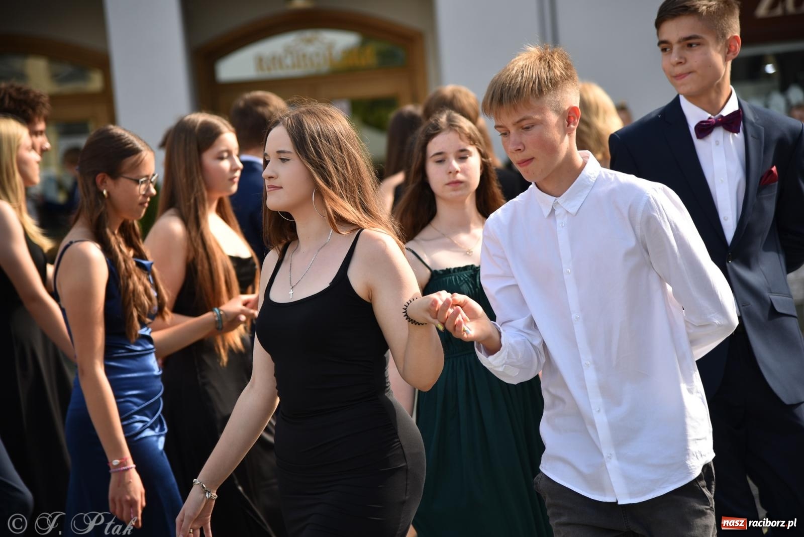 Zdjęcie w galerii na portalu naszraciborz.pl: Polonez ósmoklasistów z SP 18 na raciborskim rynku [FOTO i WIDEO] wiadomości z regionu