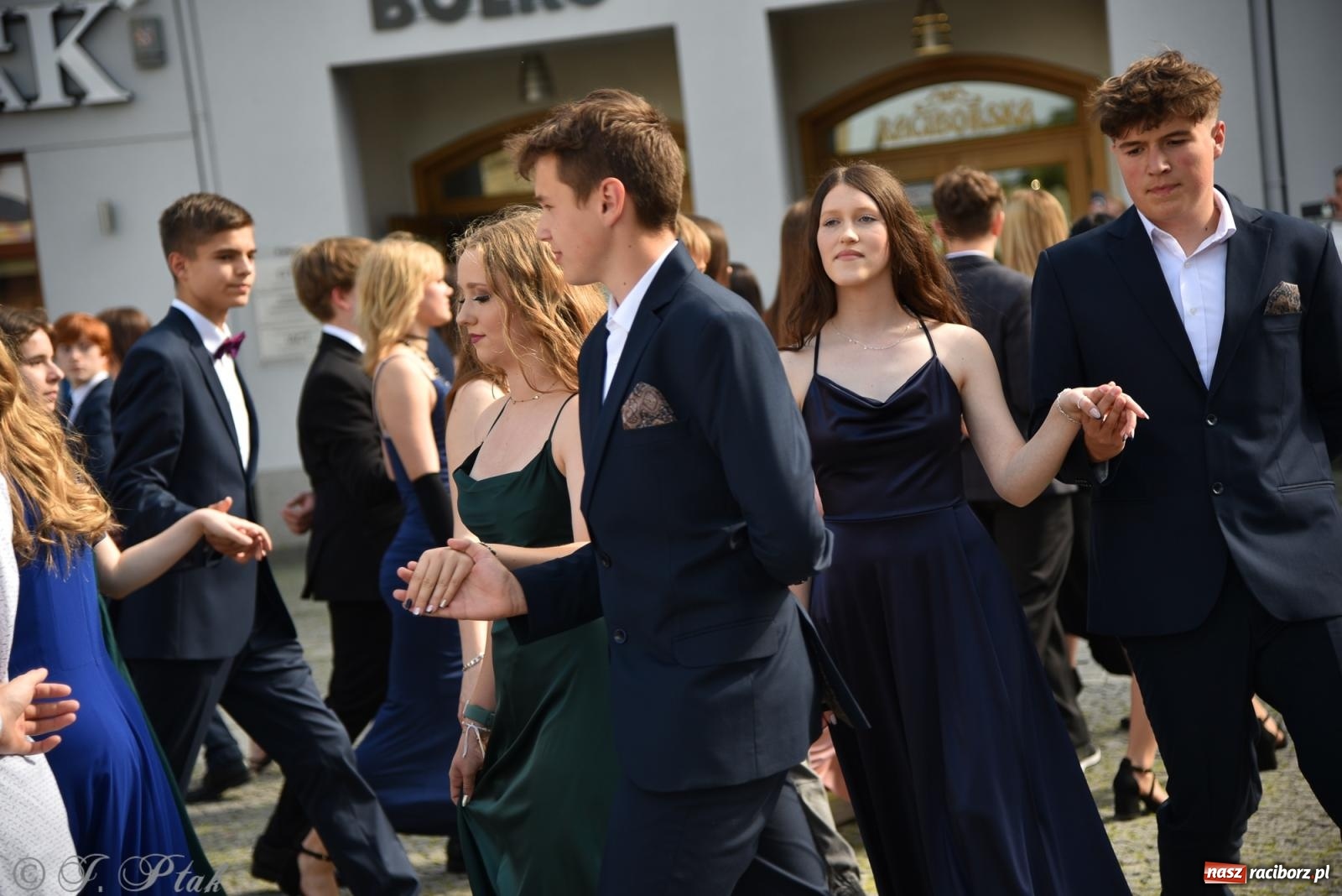 Zdjęcie w galerii na portalu naszraciborz.pl: Polonez ósmoklasistów z SP 18 na raciborskim rynku [FOTO i WIDEO] wiadomości z regionu