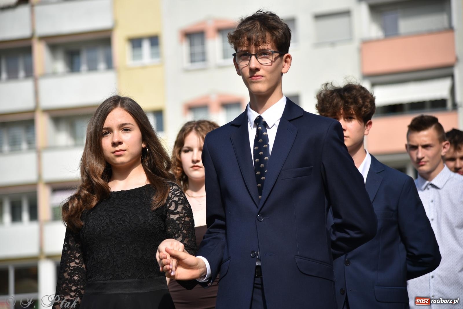 Zdjęcie w galerii na portalu naszraciborz.pl: Polonez ósmoklasistów z SP 18 na raciborskim rynku [FOTO i WIDEO] wiadomości z regionu