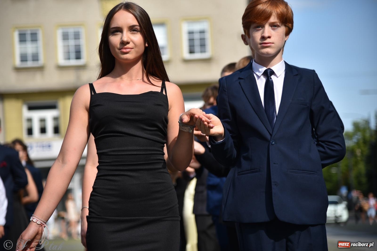 Zdjęcie w galerii na portalu naszraciborz.pl: Polonez ósmoklasistów z SP 18 na raciborskim rynku [FOTO i WIDEO] wiadomości z regionu