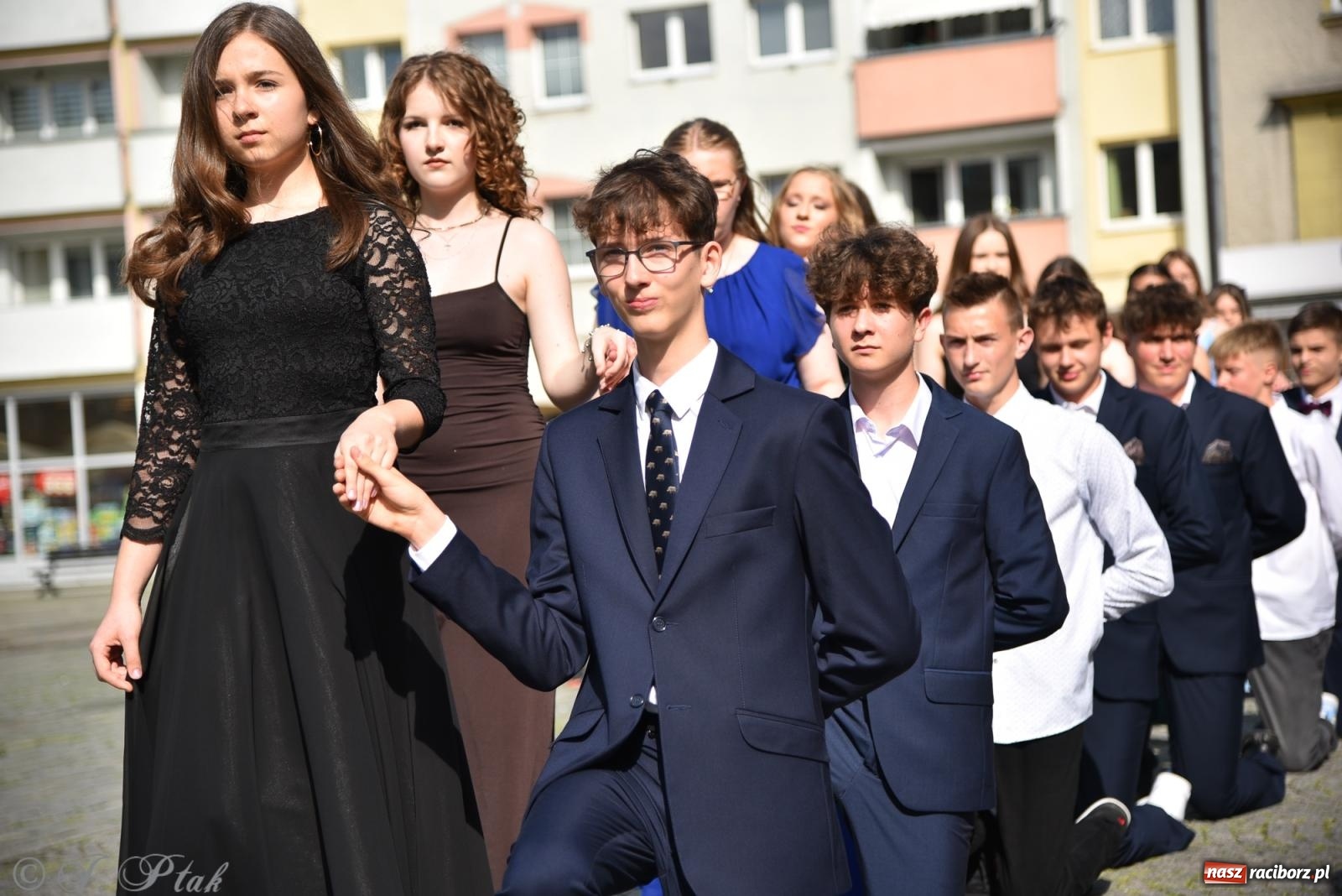 Zdjęcie w galerii na portalu naszraciborz.pl: Polonez ósmoklasistów z SP 18 na raciborskim rynku [FOTO i WIDEO] wiadomości z regionu