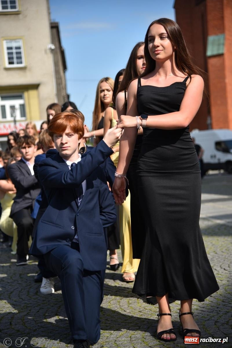 Zdjęcie w galerii na portalu naszraciborz.pl: Polonez ósmoklasistów z SP 18 na raciborskim rynku [FOTO i WIDEO] wiadomości z regionu