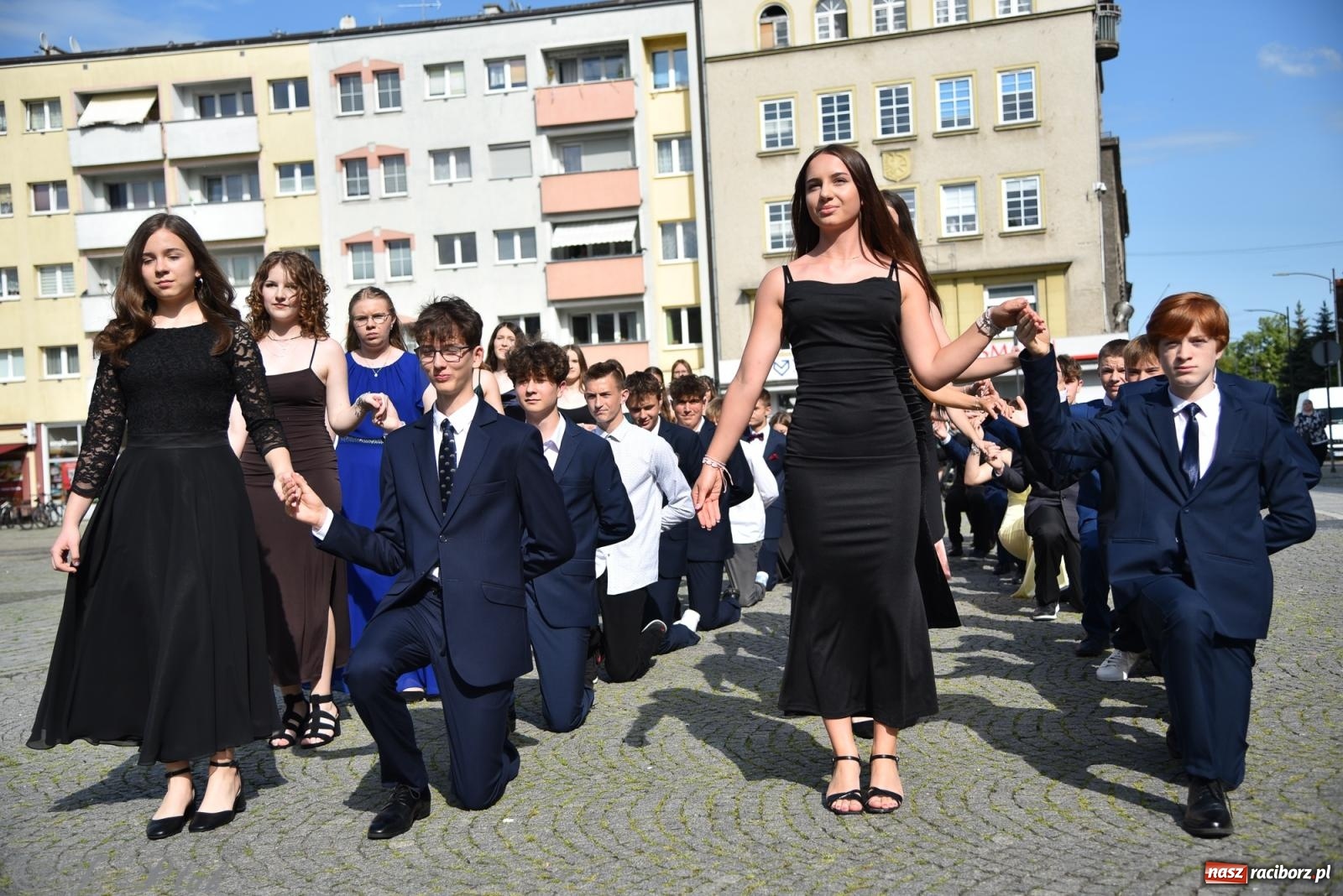 Zdjęcie w galerii na portalu naszraciborz.pl: Polonez ósmoklasistów z SP 18 na raciborskim rynku [FOTO i WIDEO] wiadomości z regionu