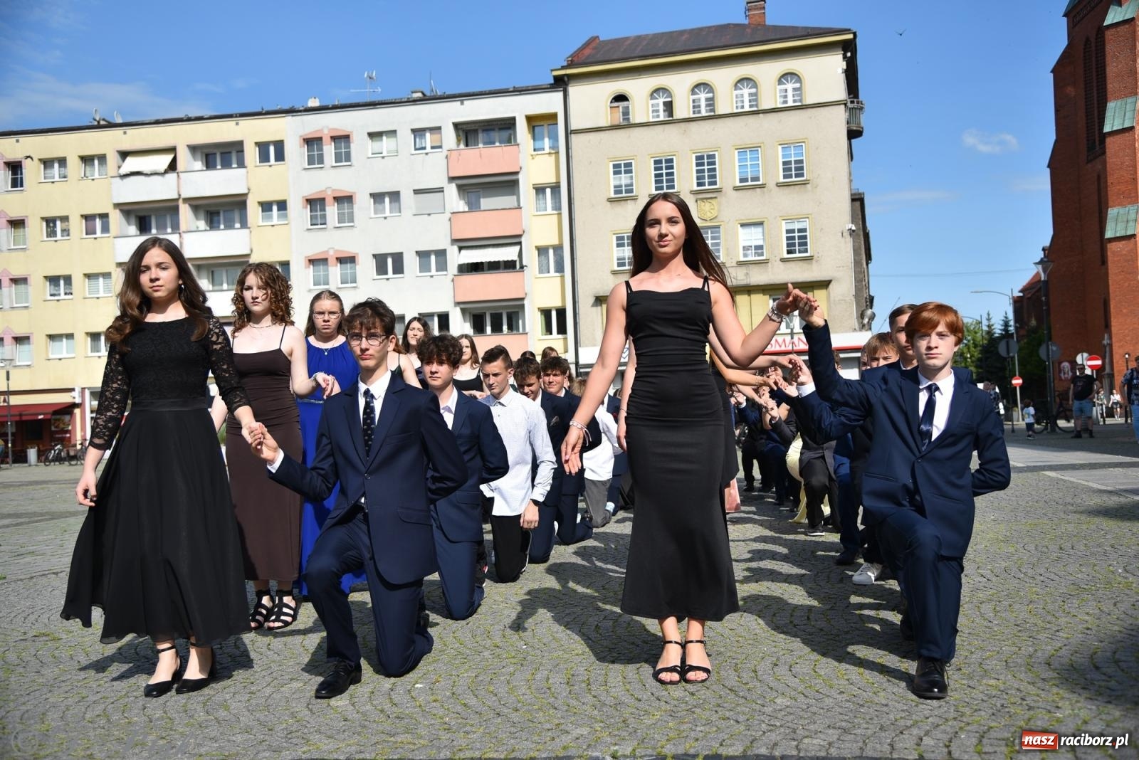 Zdjęcie w galerii na portalu naszraciborz.pl: Polonez ósmoklasistów z SP 18 na raciborskim rynku [FOTO i WIDEO] wiadomości z regionu