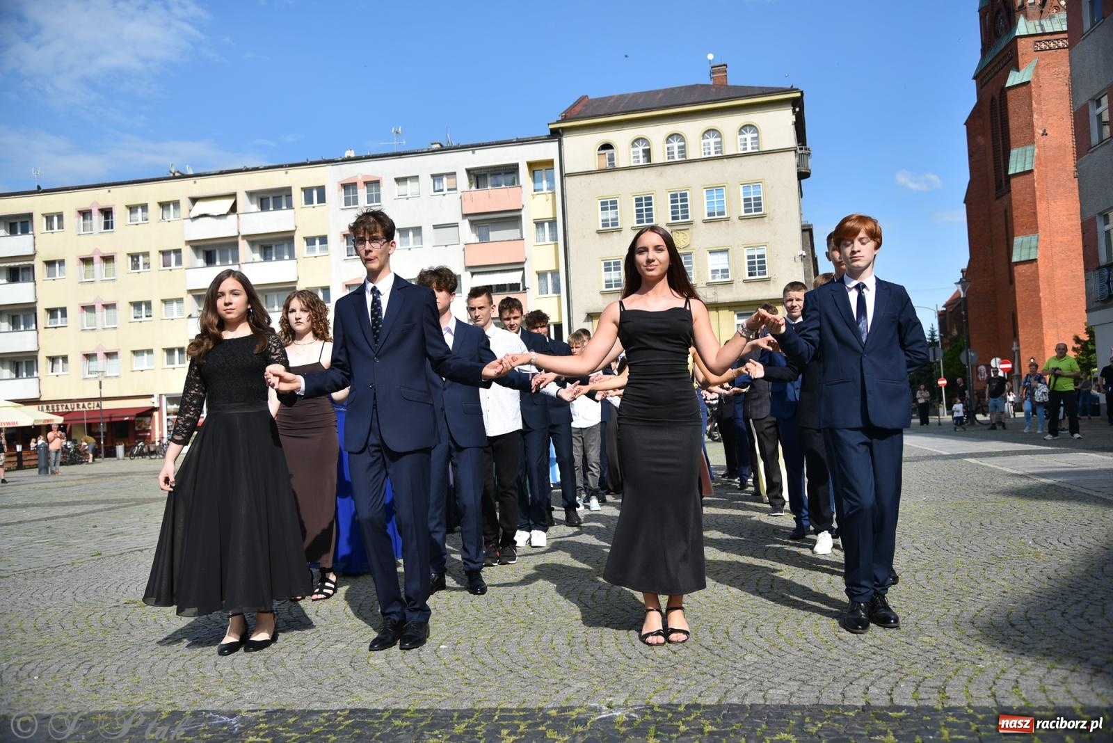 Zdjęcie w galerii na portalu naszraciborz.pl: Polonez ósmoklasistów z SP 18 na raciborskim rynku [FOTO i WIDEO] wiadomości z regionu