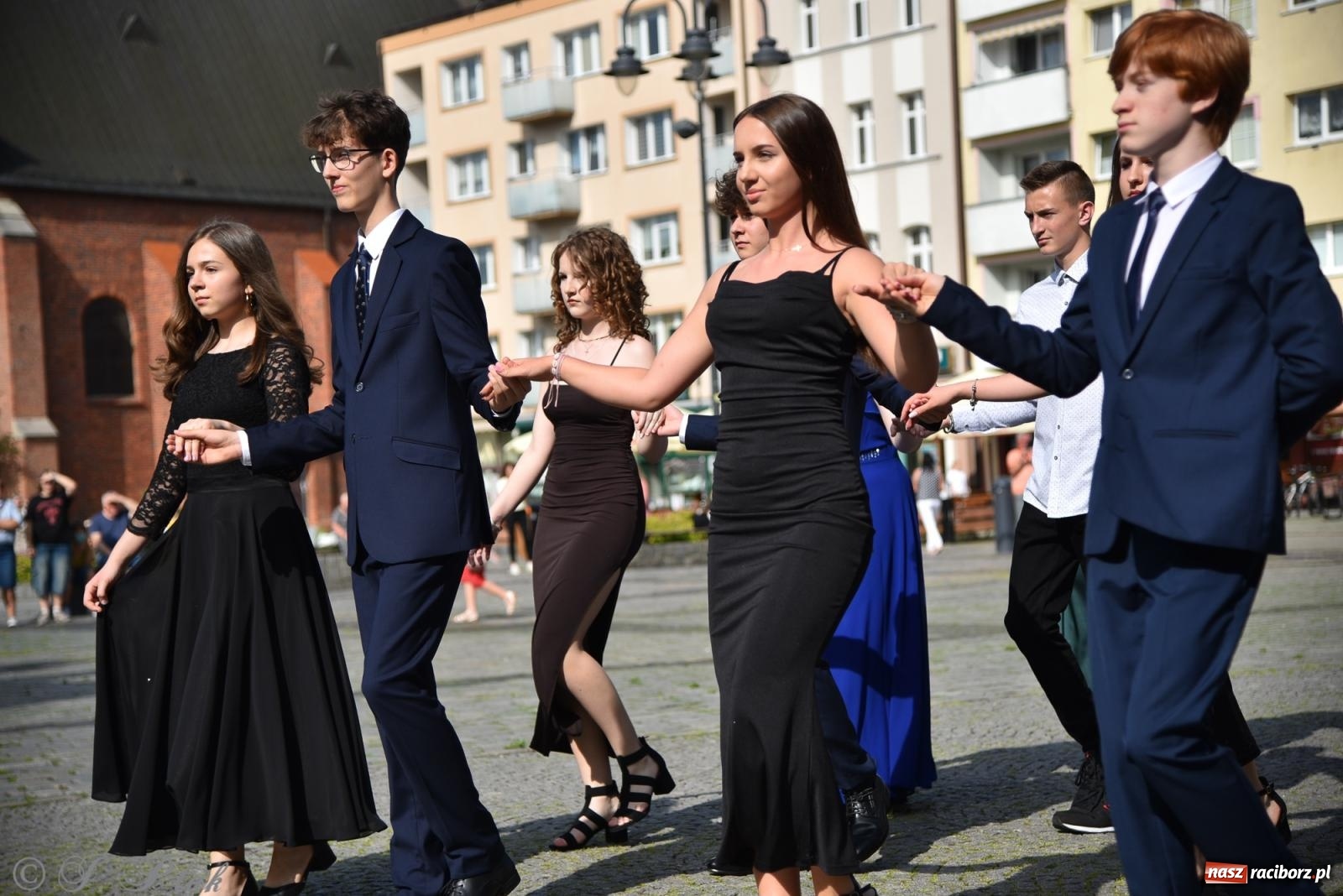 Zdjęcie w galerii na portalu naszraciborz.pl: Polonez ósmoklasistów z SP 18 na raciborskim rynku [FOTO i WIDEO] wiadomości z regionu