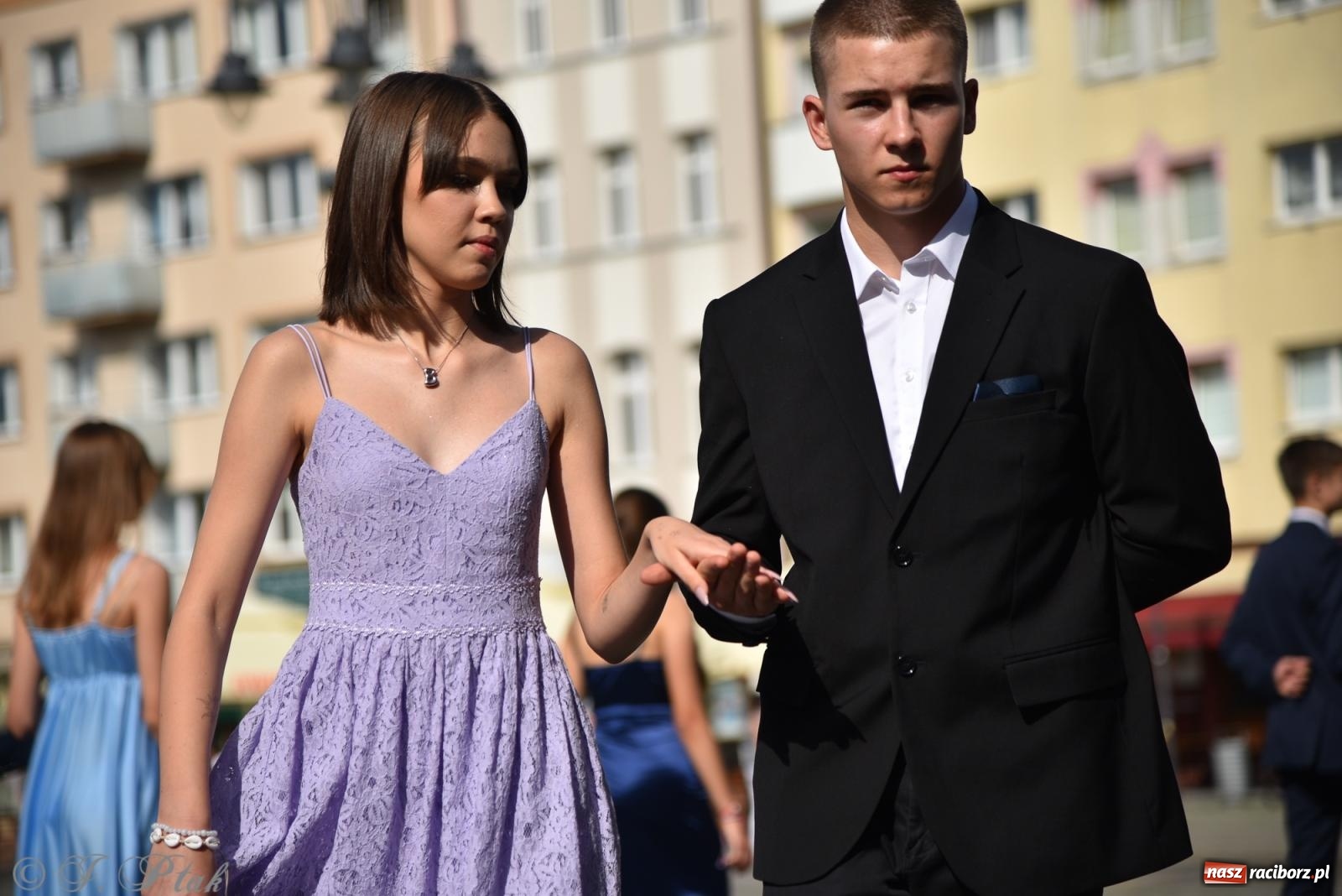 Zdjęcie w galerii na portalu naszraciborz.pl: Polonez ósmoklasistów z SP 18 na raciborskim rynku [FOTO i WIDEO] wiadomości z regionu