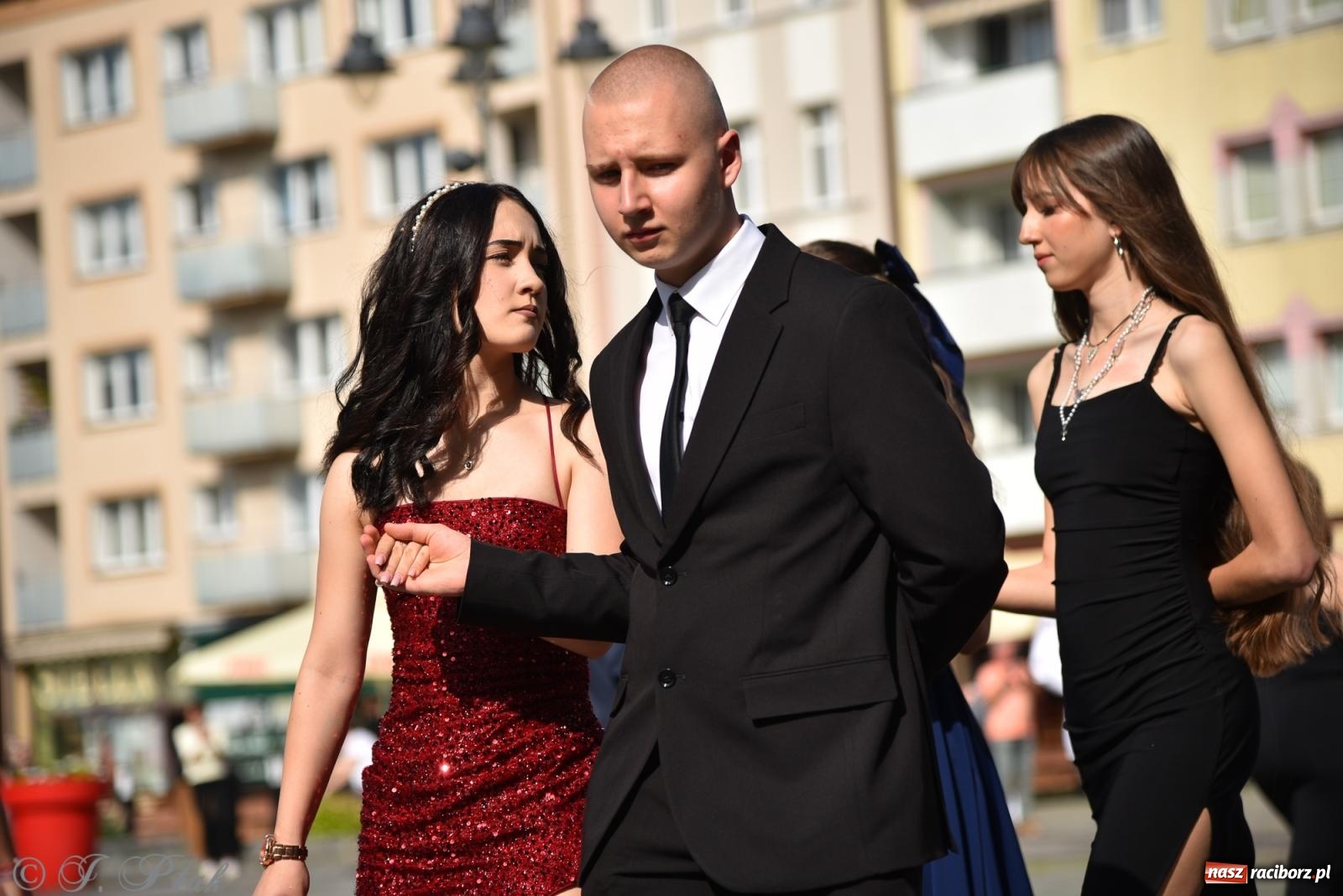 Zdjęcie w galerii na portalu naszraciborz.pl: Polonez ósmoklasistów z SP 18 na raciborskim rynku [FOTO i WIDEO] wiadomości z regionu