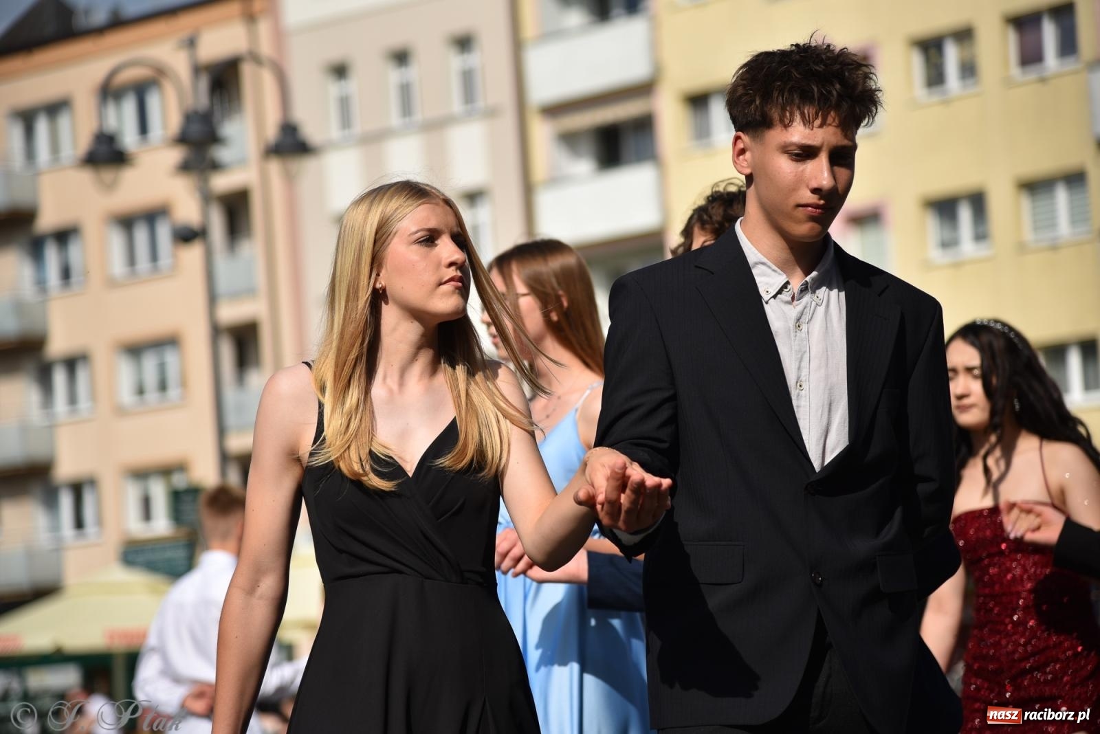 Zdjęcie w galerii na portalu naszraciborz.pl: Polonez ósmoklasistów z SP 18 na raciborskim rynku [FOTO i WIDEO] wiadomości z regionu