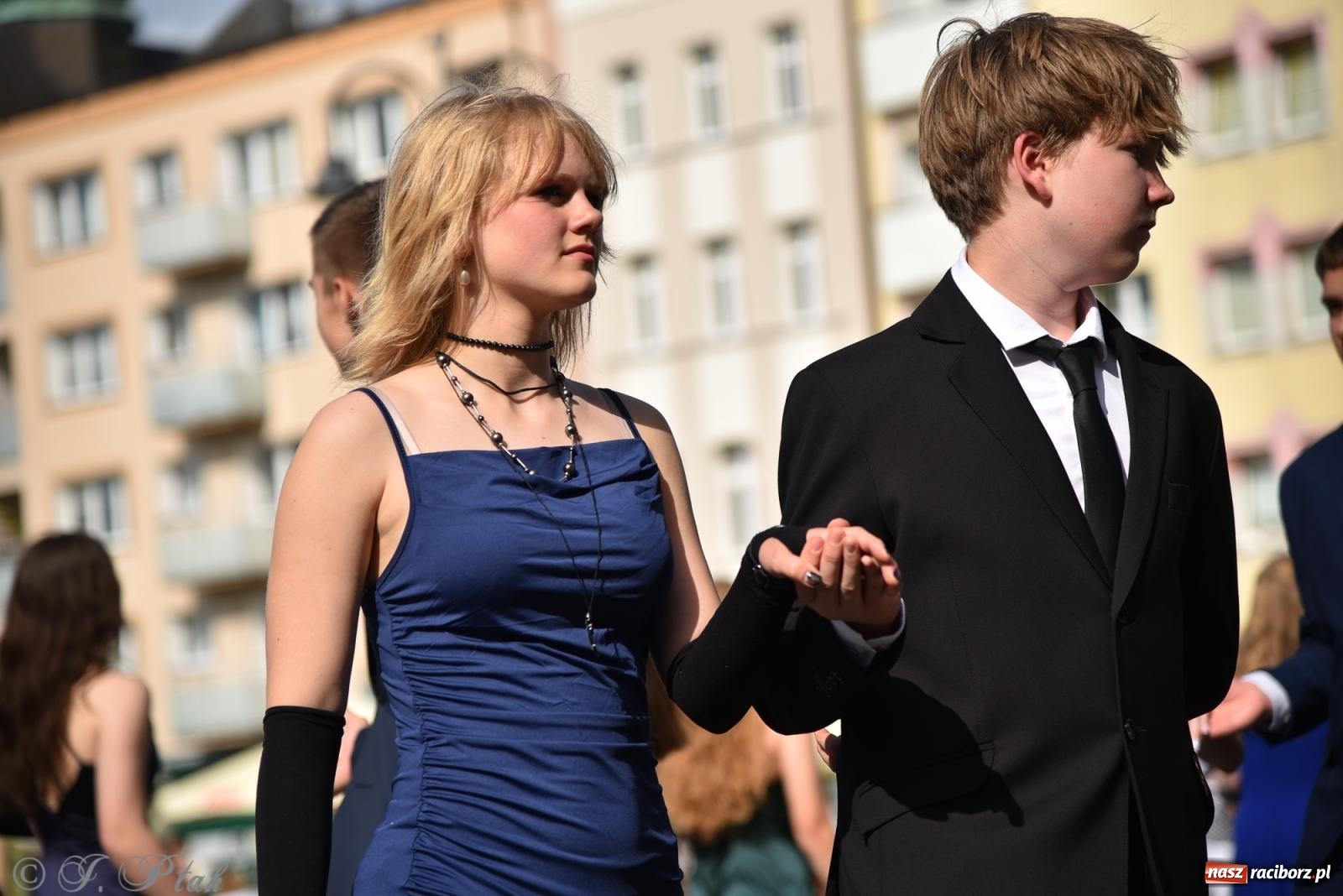 Zdjęcie w galerii na portalu naszraciborz.pl: Polonez ósmoklasistów z SP 18 na raciborskim rynku [FOTO i WIDEO] wiadomości z regionu