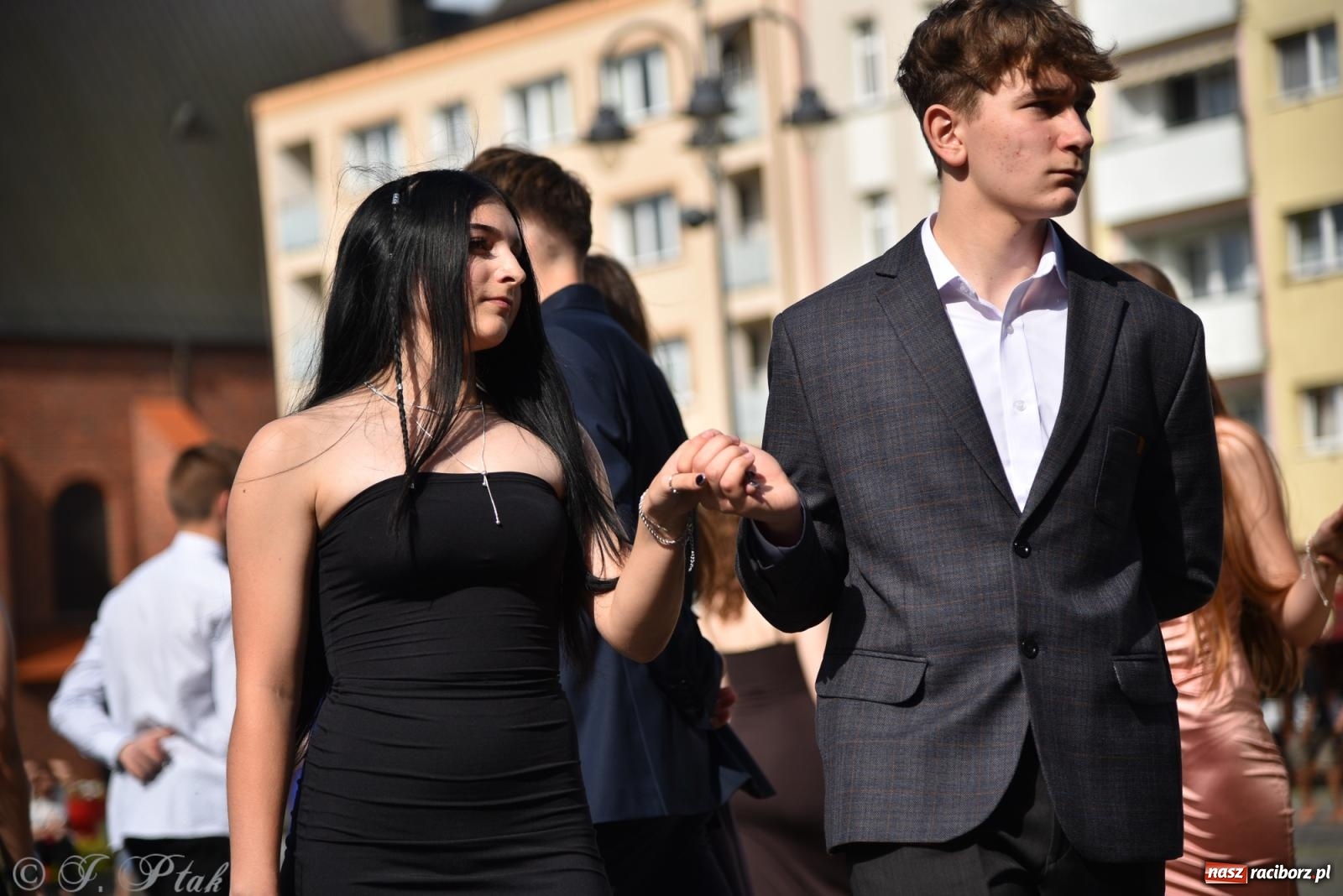 Zdjęcie w galerii na portalu naszraciborz.pl: Polonez ósmoklasistów z SP 18 na raciborskim rynku [FOTO i WIDEO] wiadomości z regionu