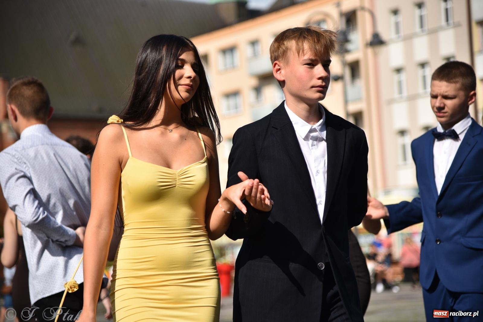 Zdjęcie w galerii na portalu naszraciborz.pl: Polonez ósmoklasistów z SP 18 na raciborskim rynku [FOTO i WIDEO] wiadomości z regionu