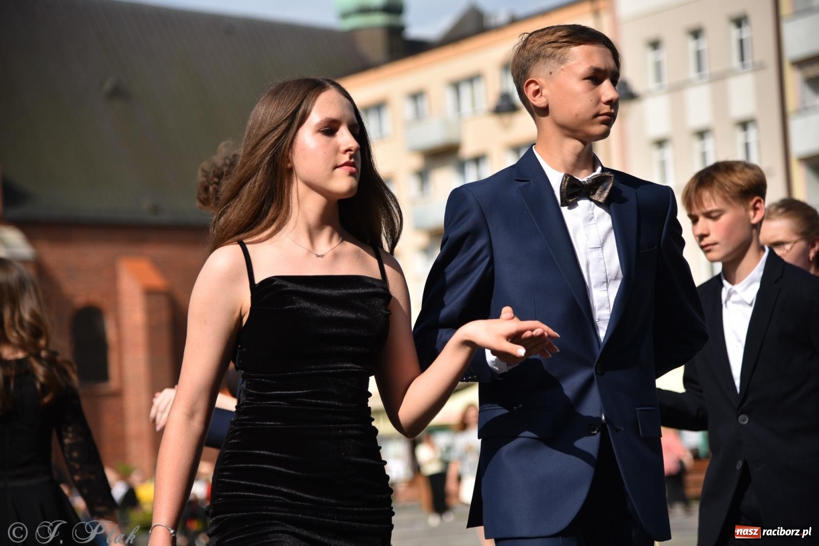 Zdjęcie w galerii na portalu naszraciborz.pl: Polonez ósmoklasistów z SP 18 na raciborskim rynku [FOTO i WIDEO] wiadomości z regionu