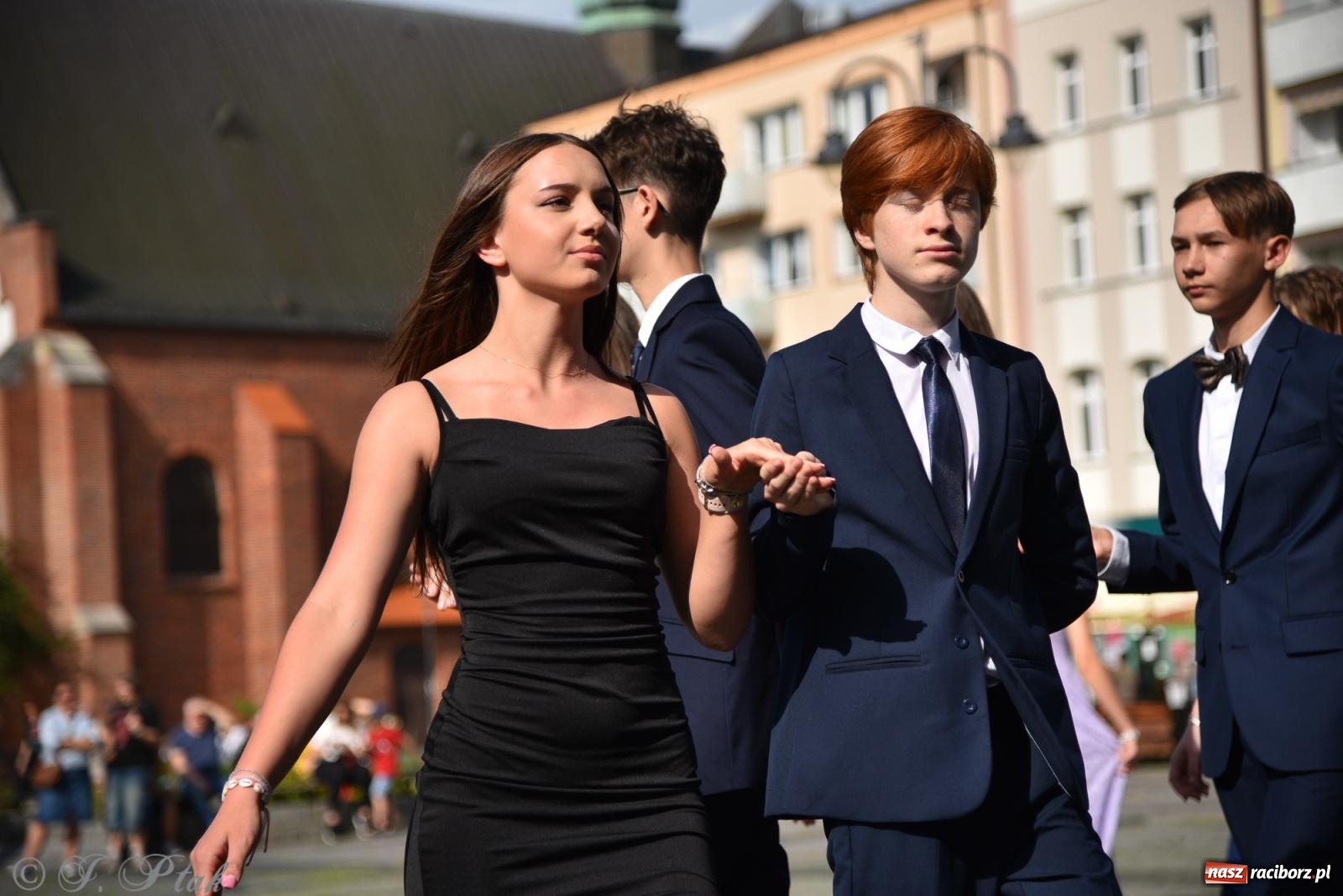 Zdjęcie w galerii na portalu naszraciborz.pl: Polonez ósmoklasistów z SP 18 na raciborskim rynku [FOTO i WIDEO] wiadomości z regionu