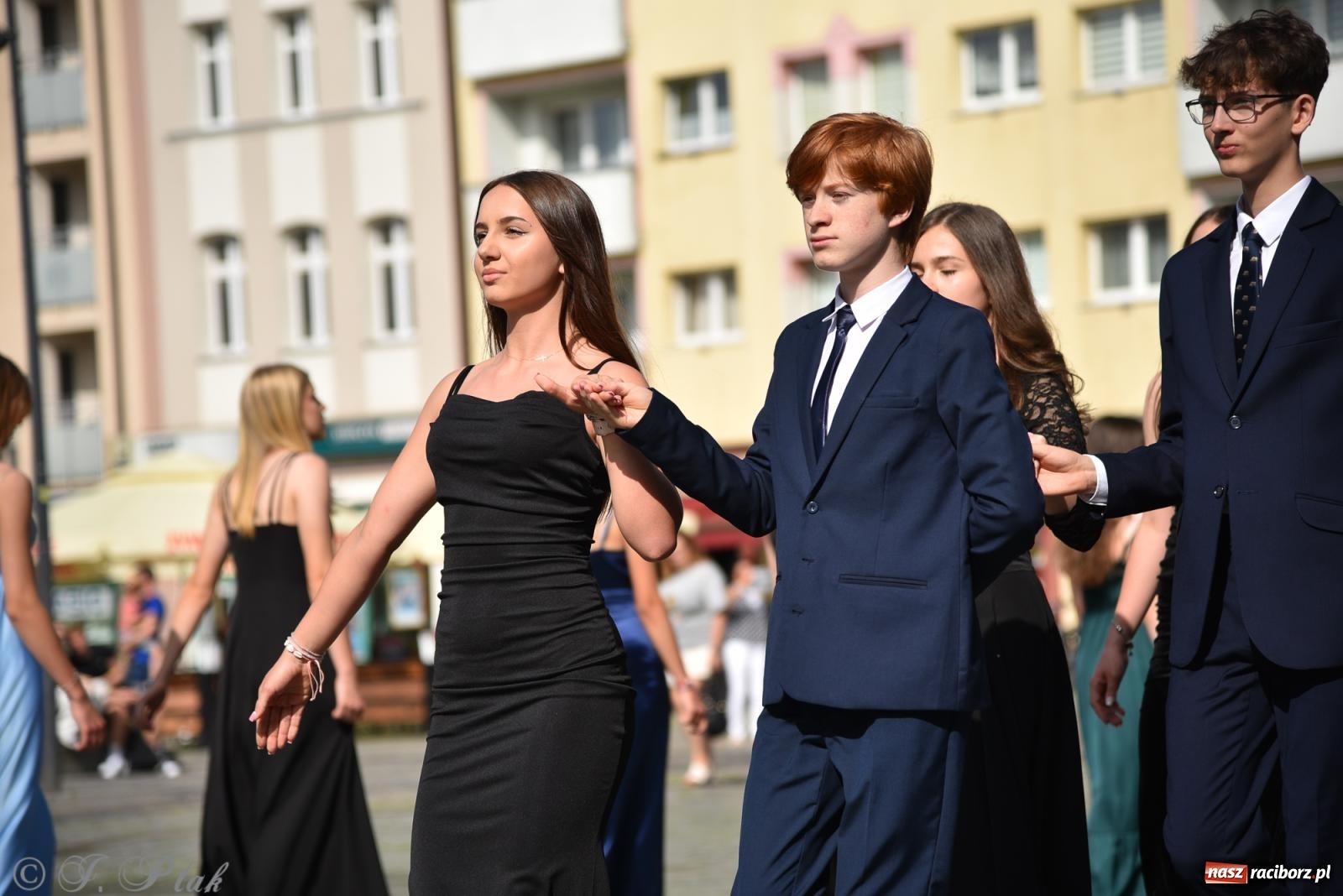 Zdjęcie w galerii na portalu naszraciborz.pl: Polonez ósmoklasistów z SP 18 na raciborskim rynku [FOTO i WIDEO] wiadomości z regionu
