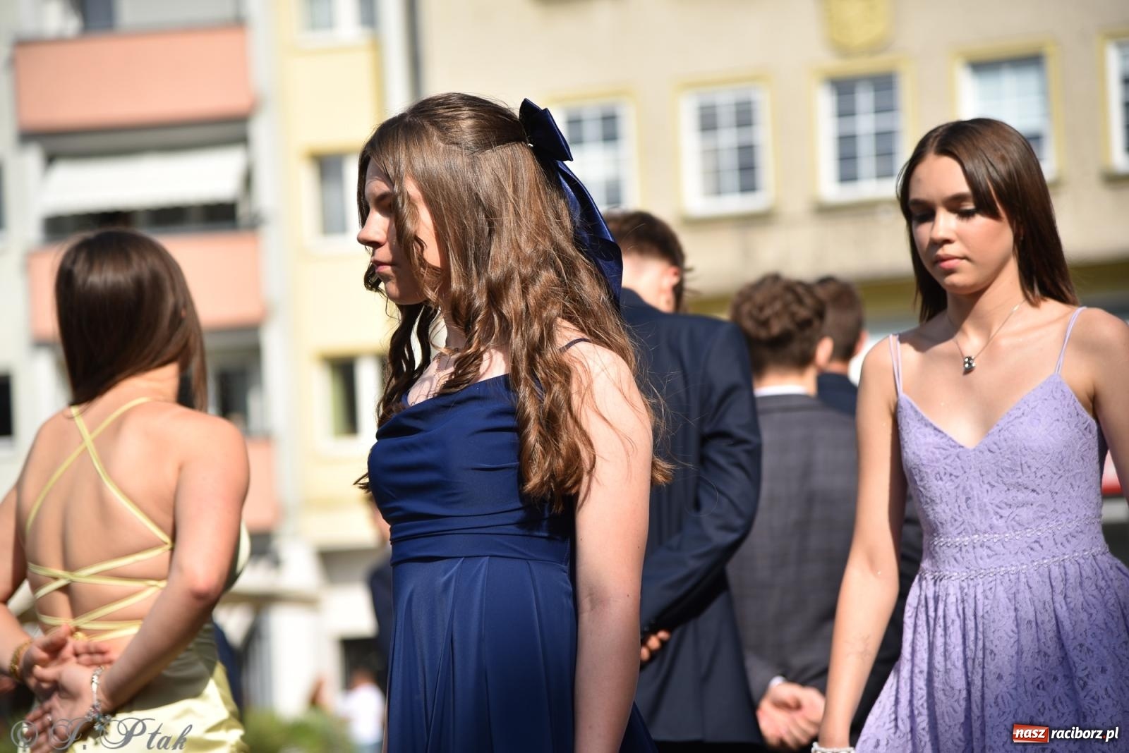 Zdjęcie w galerii na portalu naszraciborz.pl: Polonez ósmoklasistów z SP 18 na raciborskim rynku [FOTO i WIDEO] wiadomości z regionu