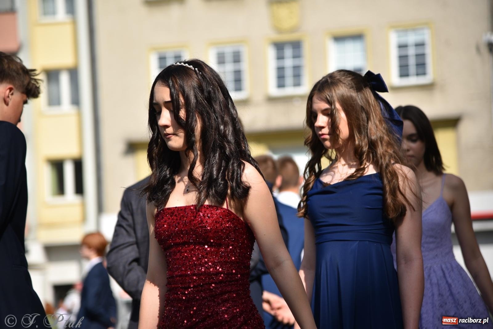 Zdjęcie w galerii na portalu naszraciborz.pl: Polonez ósmoklasistów z SP 18 na raciborskim rynku [FOTO i WIDEO] wiadomości z regionu