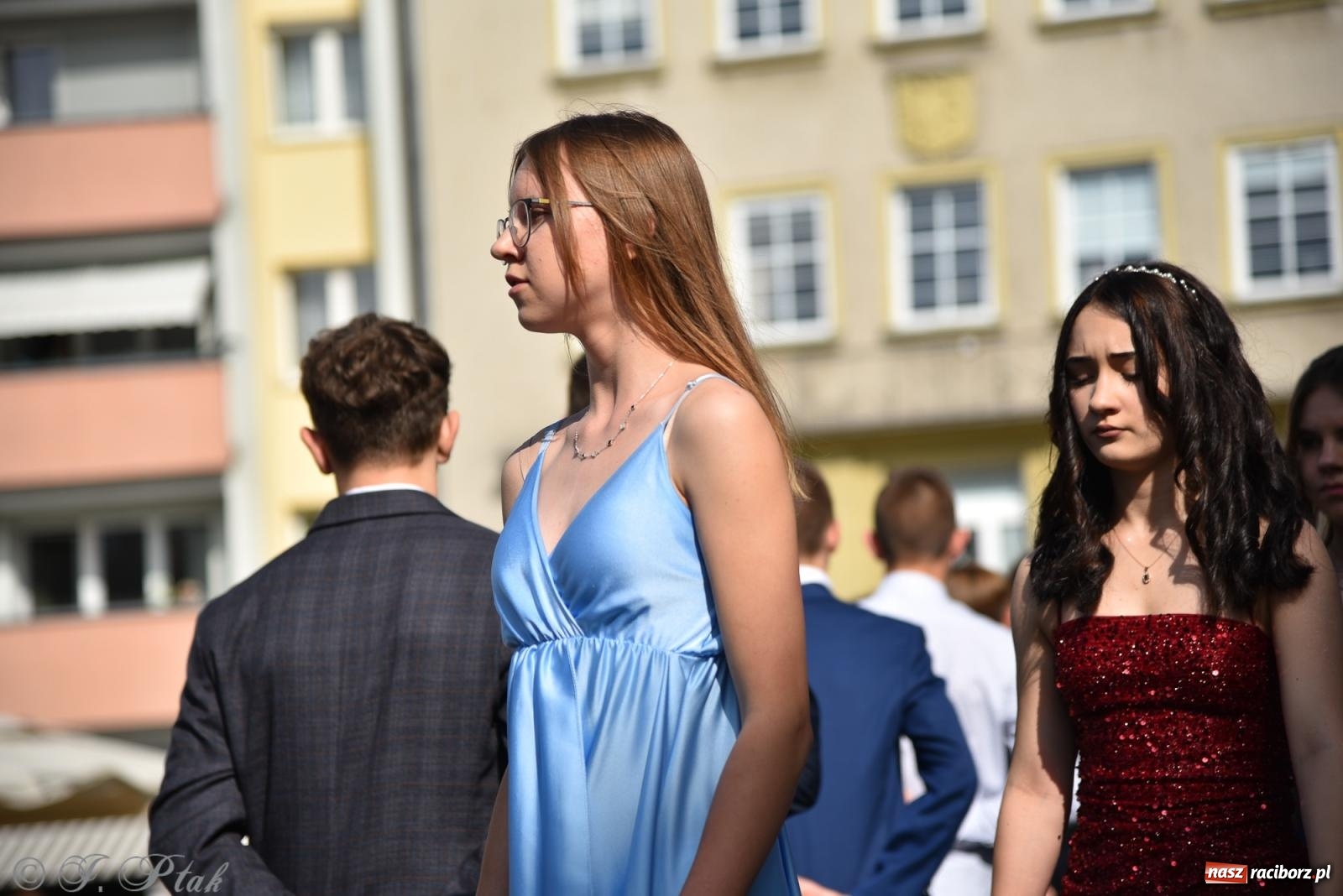 Zdjęcie w galerii na portalu naszraciborz.pl: Polonez ósmoklasistów z SP 18 na raciborskim rynku [FOTO i WIDEO] wiadomości z regionu