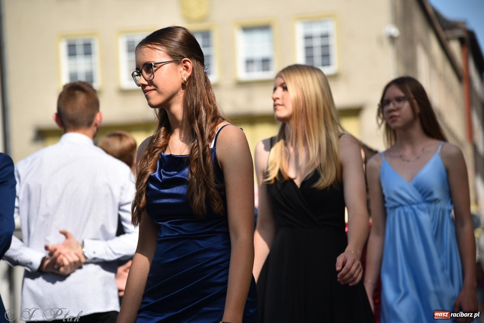 Zdjęcie w galerii na portalu naszraciborz.pl: Polonez ósmoklasistów z SP 18 na raciborskim rynku [FOTO i WIDEO] wiadomości z regionu