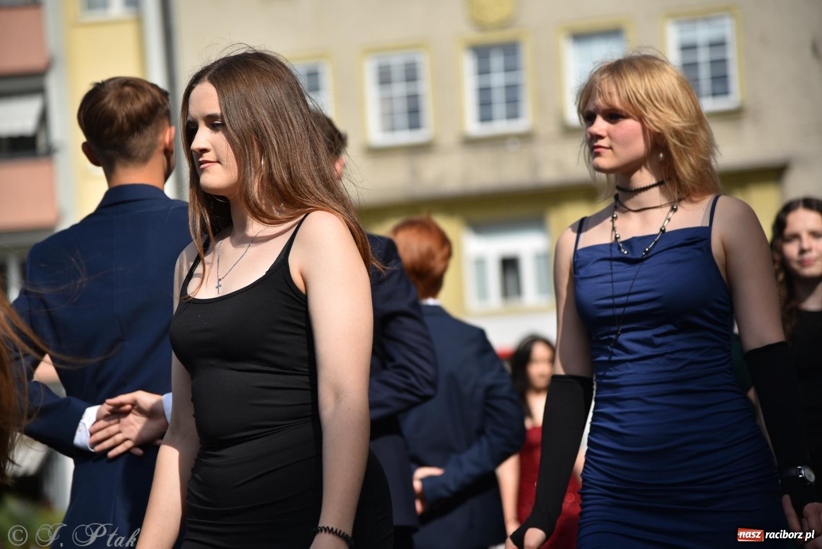 Zdjęcie w galerii na portalu naszraciborz.pl: Polonez ósmoklasistów z SP 18 na raciborskim rynku [FOTO i WIDEO] wiadomości z regionu