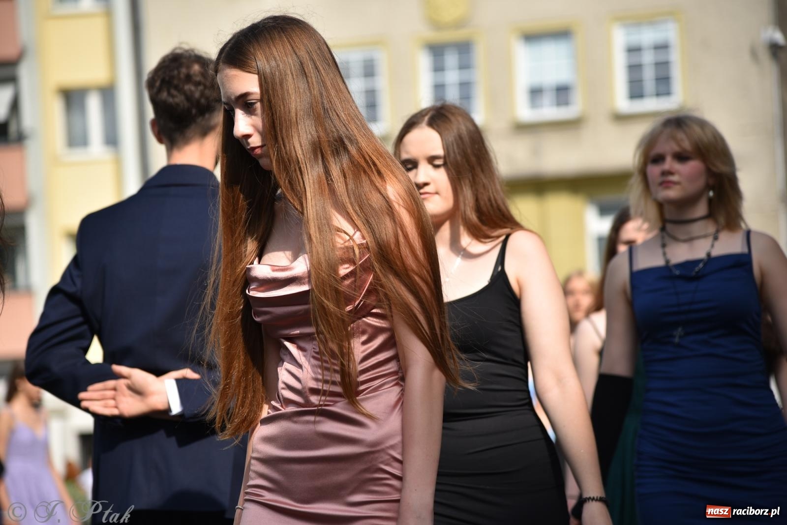 Zdjęcie w galerii na portalu naszraciborz.pl: Polonez ósmoklasistów z SP 18 na raciborskim rynku [FOTO i WIDEO] wiadomości z regionu