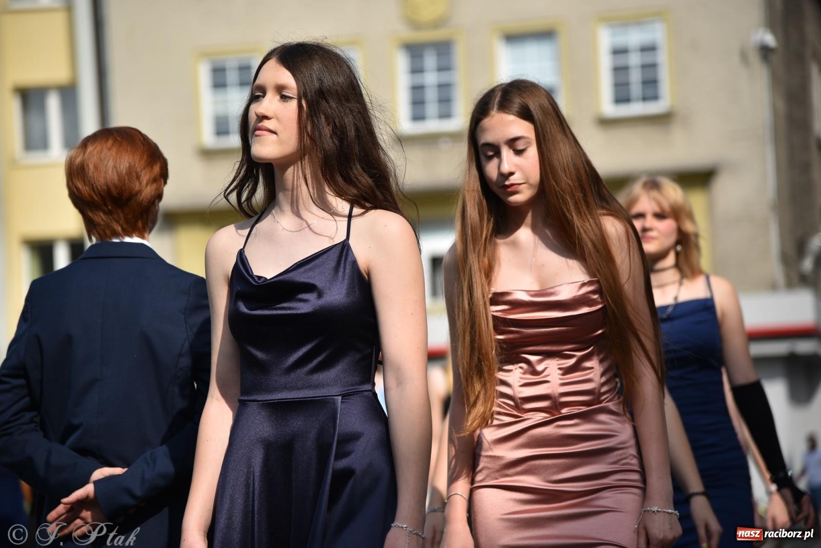 Zdjęcie w galerii na portalu naszraciborz.pl: Polonez ósmoklasistów z SP 18 na raciborskim rynku [FOTO i WIDEO] wiadomości z regionu