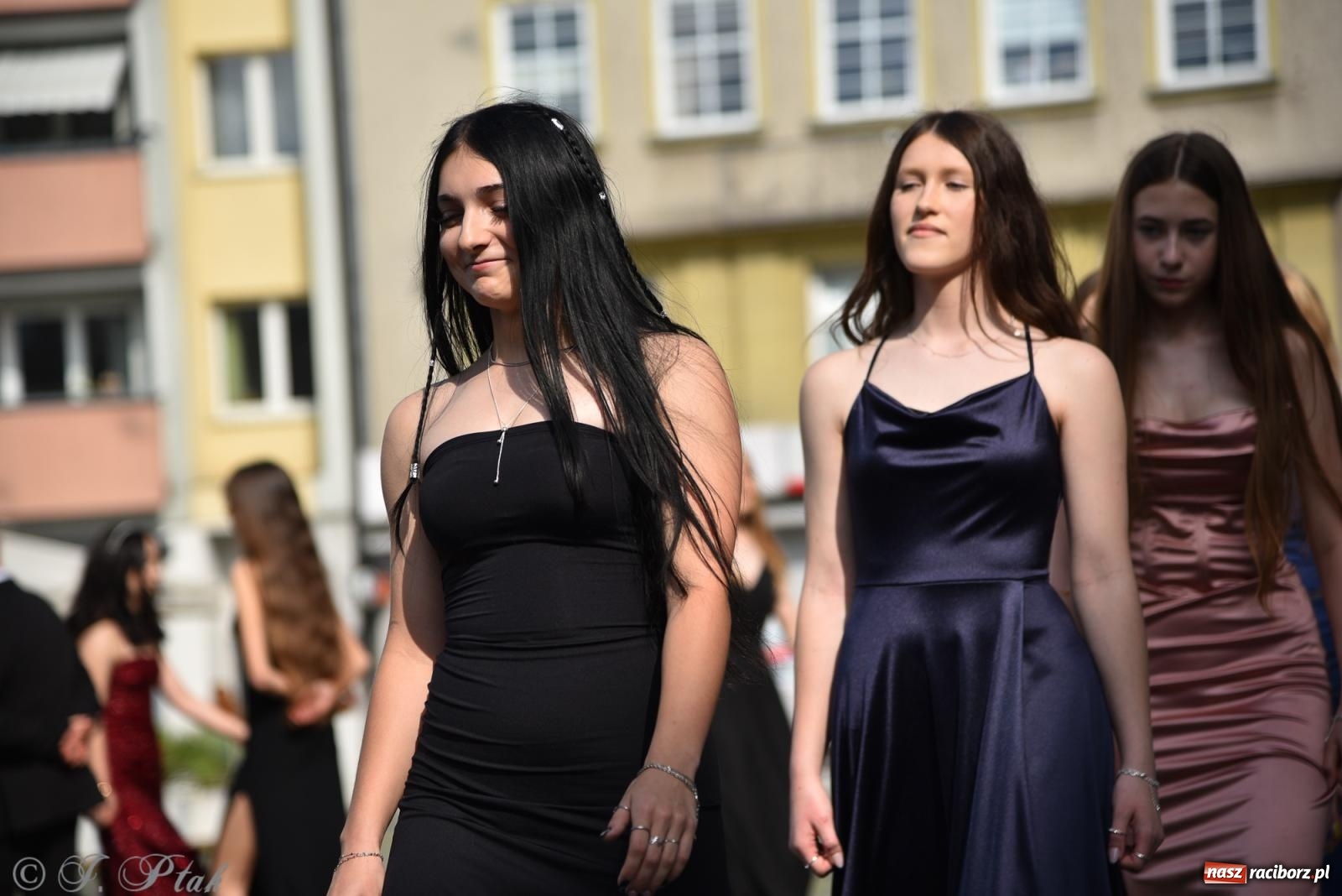 Zdjęcie w galerii na portalu naszraciborz.pl: Polonez ósmoklasistów z SP 18 na raciborskim rynku [FOTO i WIDEO] wiadomości z regionu