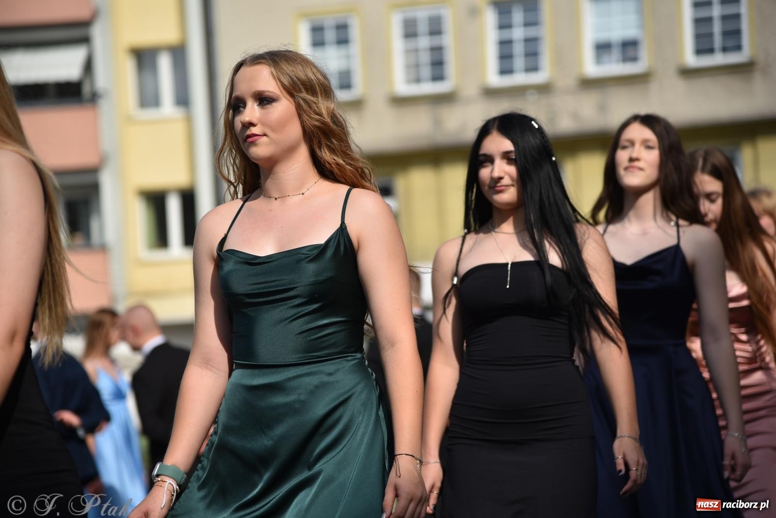 Zdjęcie w galerii na portalu naszraciborz.pl: Polonez ósmoklasistów z SP 18 na raciborskim rynku [FOTO i WIDEO] wiadomości z regionu