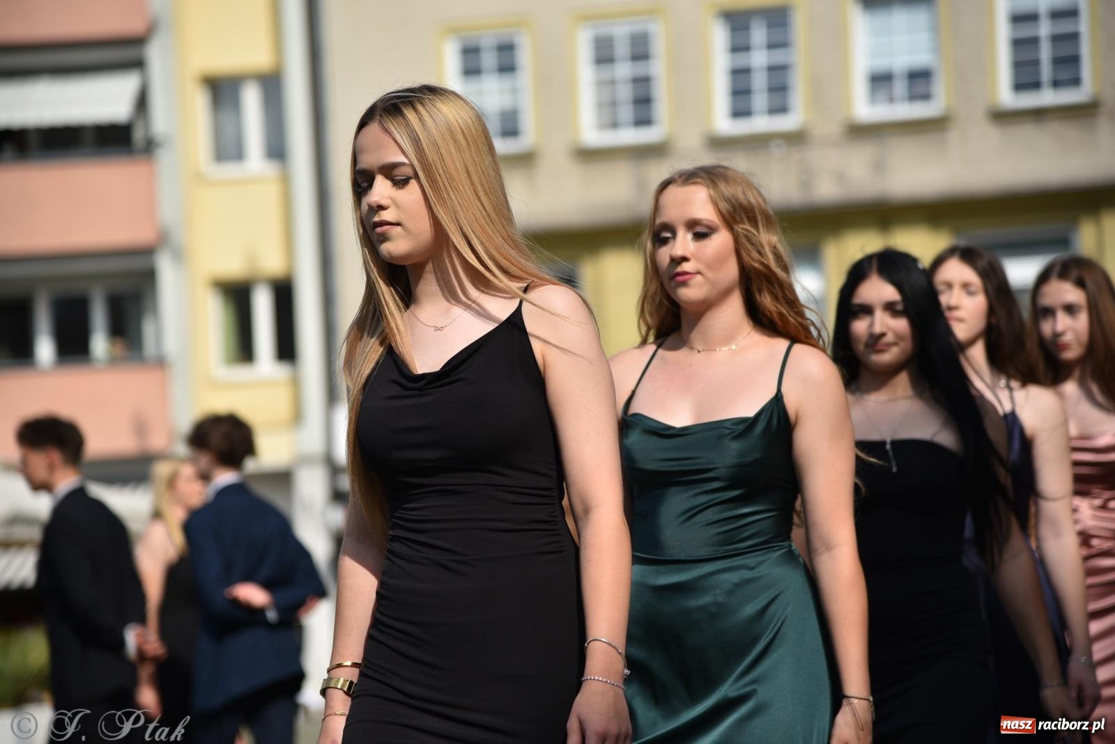 Zdjęcie w galerii na portalu naszraciborz.pl: Polonez ósmoklasistów z SP 18 na raciborskim rynku [FOTO i WIDEO] wiadomości z regionu