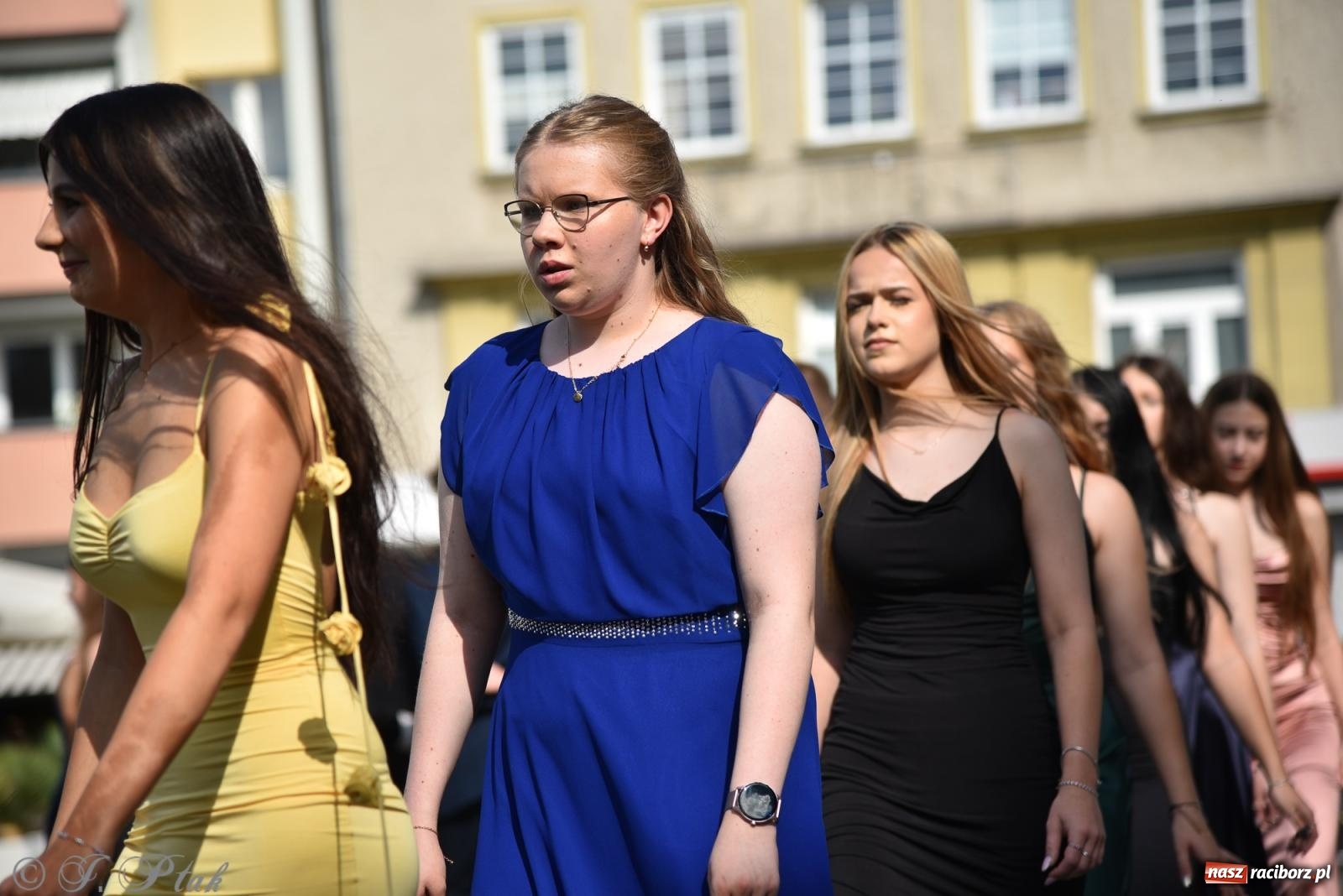 Zdjęcie w galerii na portalu naszraciborz.pl: Polonez ósmoklasistów z SP 18 na raciborskim rynku [FOTO i WIDEO] wiadomości z regionu