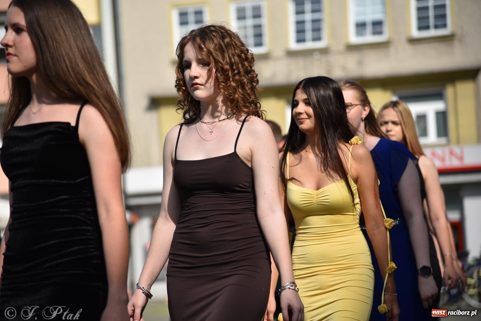 Zdjęcie w galerii na portalu naszraciborz.pl: Polonez ósmoklasistów z SP 18 na raciborskim rynku [FOTO i WIDEO] wiadomości z regionu