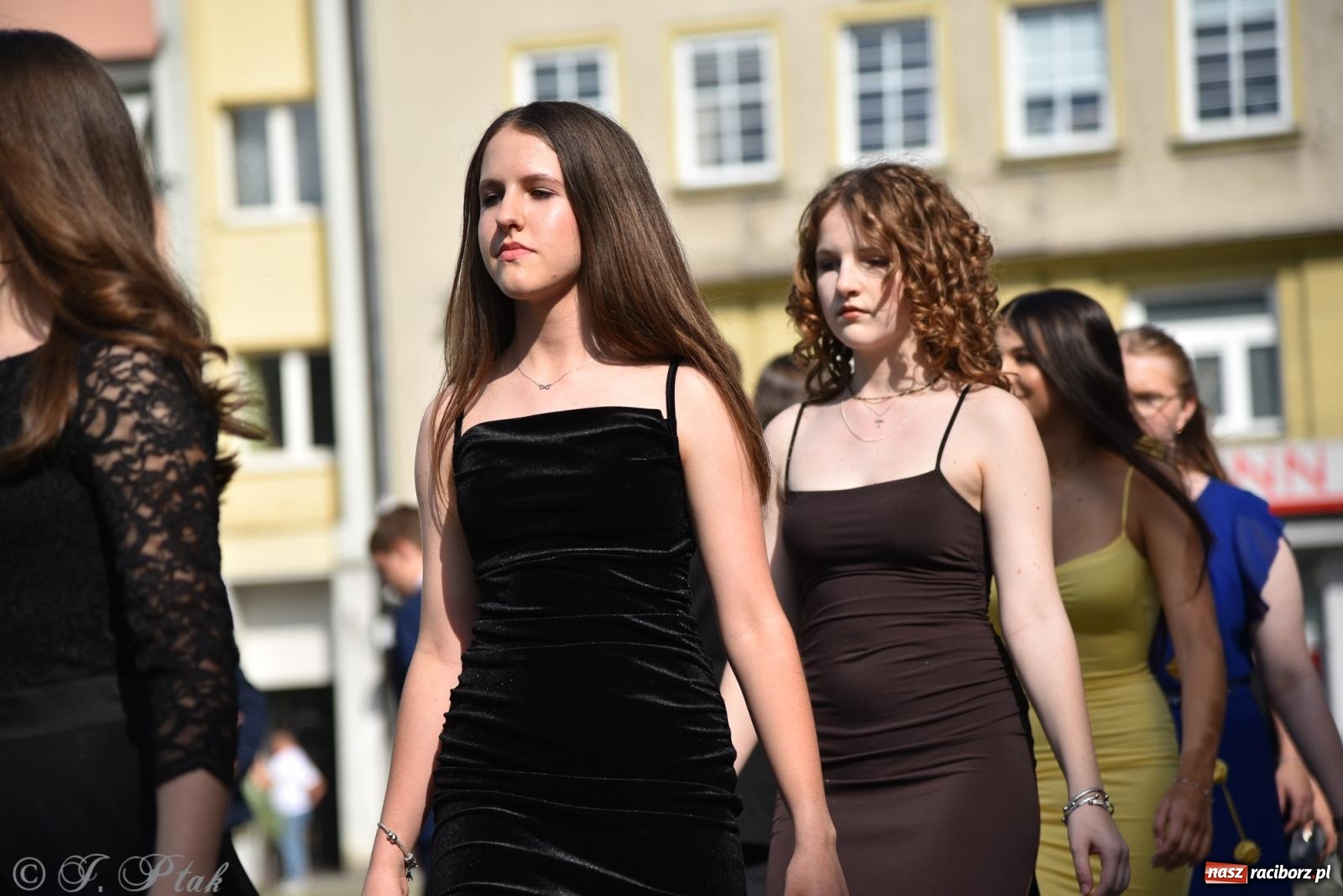 Zdjęcie w galerii na portalu naszraciborz.pl: Polonez ósmoklasistów z SP 18 na raciborskim rynku [FOTO i WIDEO] wiadomości z regionu