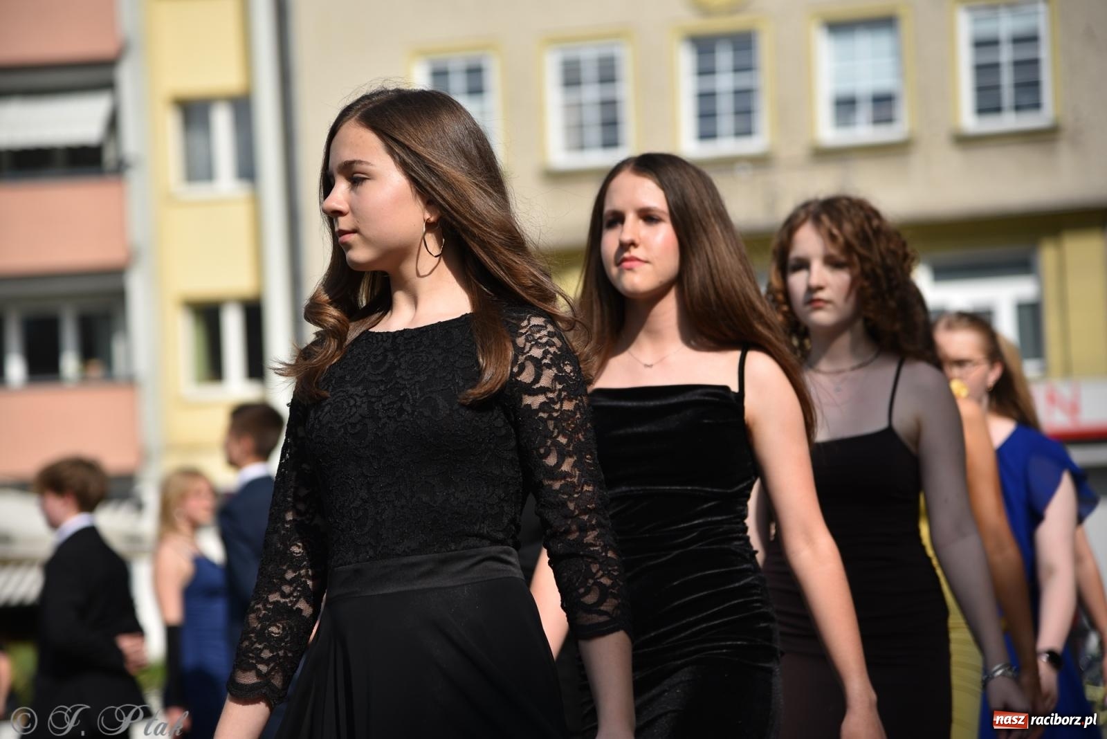 Zdjęcie w galerii na portalu naszraciborz.pl: Polonez ósmoklasistów z SP 18 na raciborskim rynku [FOTO i WIDEO] wiadomości z regionu