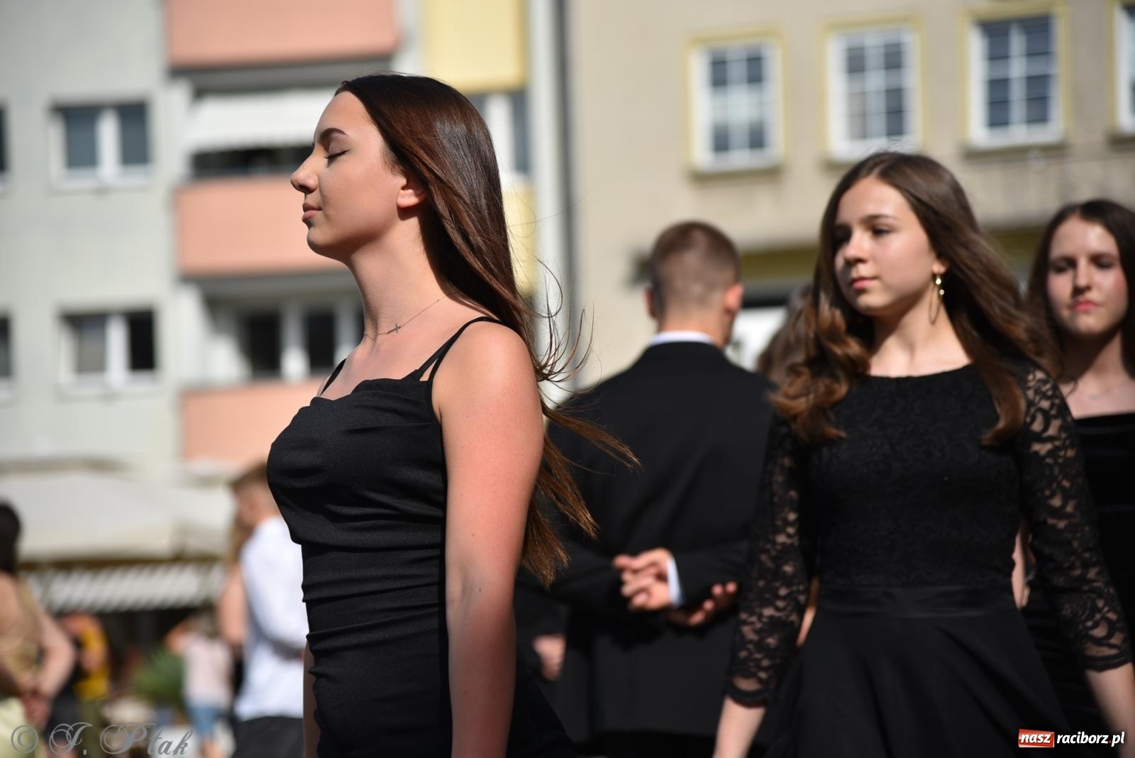 Zdjęcie w galerii na portalu naszraciborz.pl: Polonez ósmoklasistów z SP 18 na raciborskim rynku [FOTO i WIDEO] wiadomości z regionu
