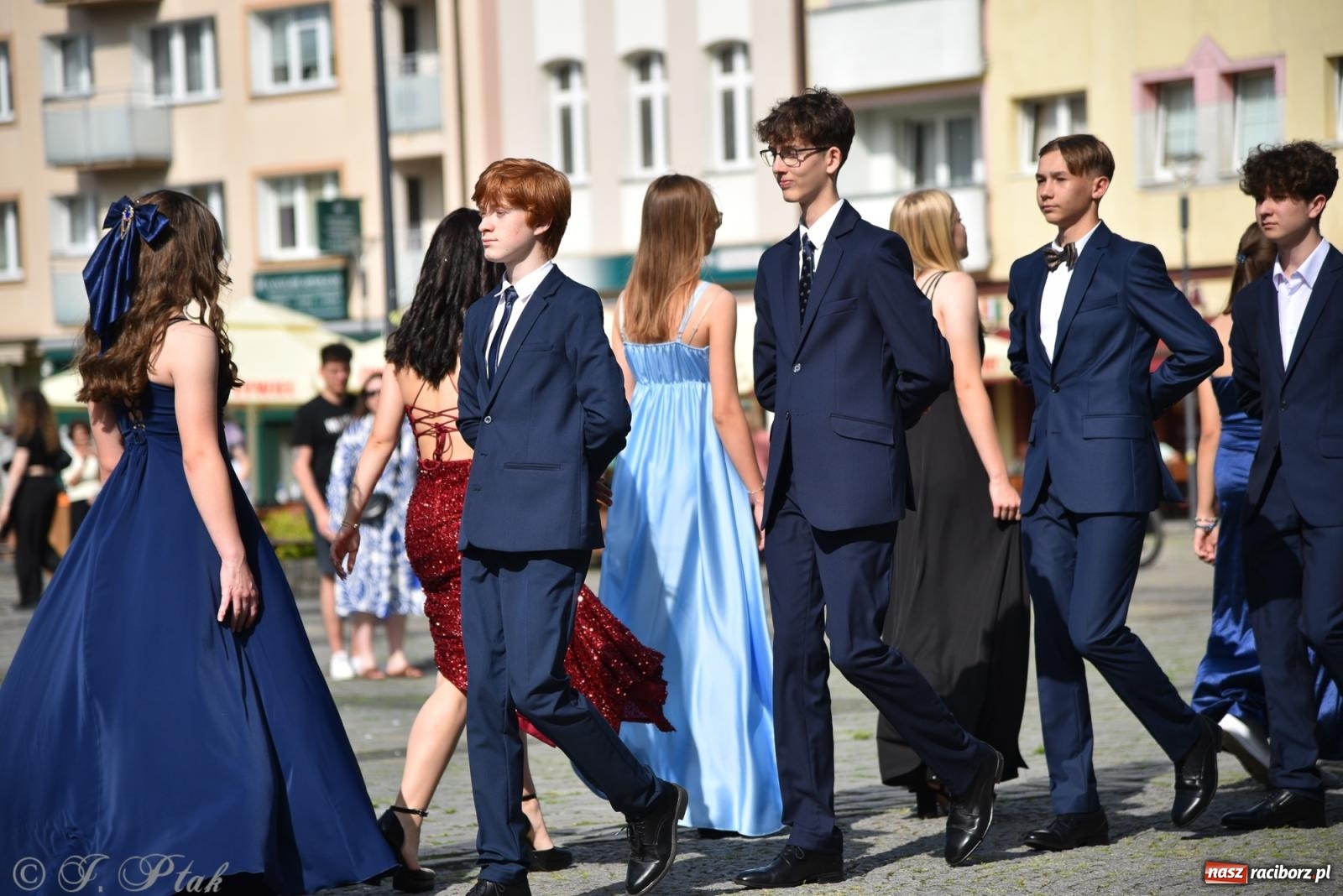Zdjęcie w galerii na portalu naszraciborz.pl: Polonez ósmoklasistów z SP 18 na raciborskim rynku [FOTO i WIDEO] wiadomości z regionu