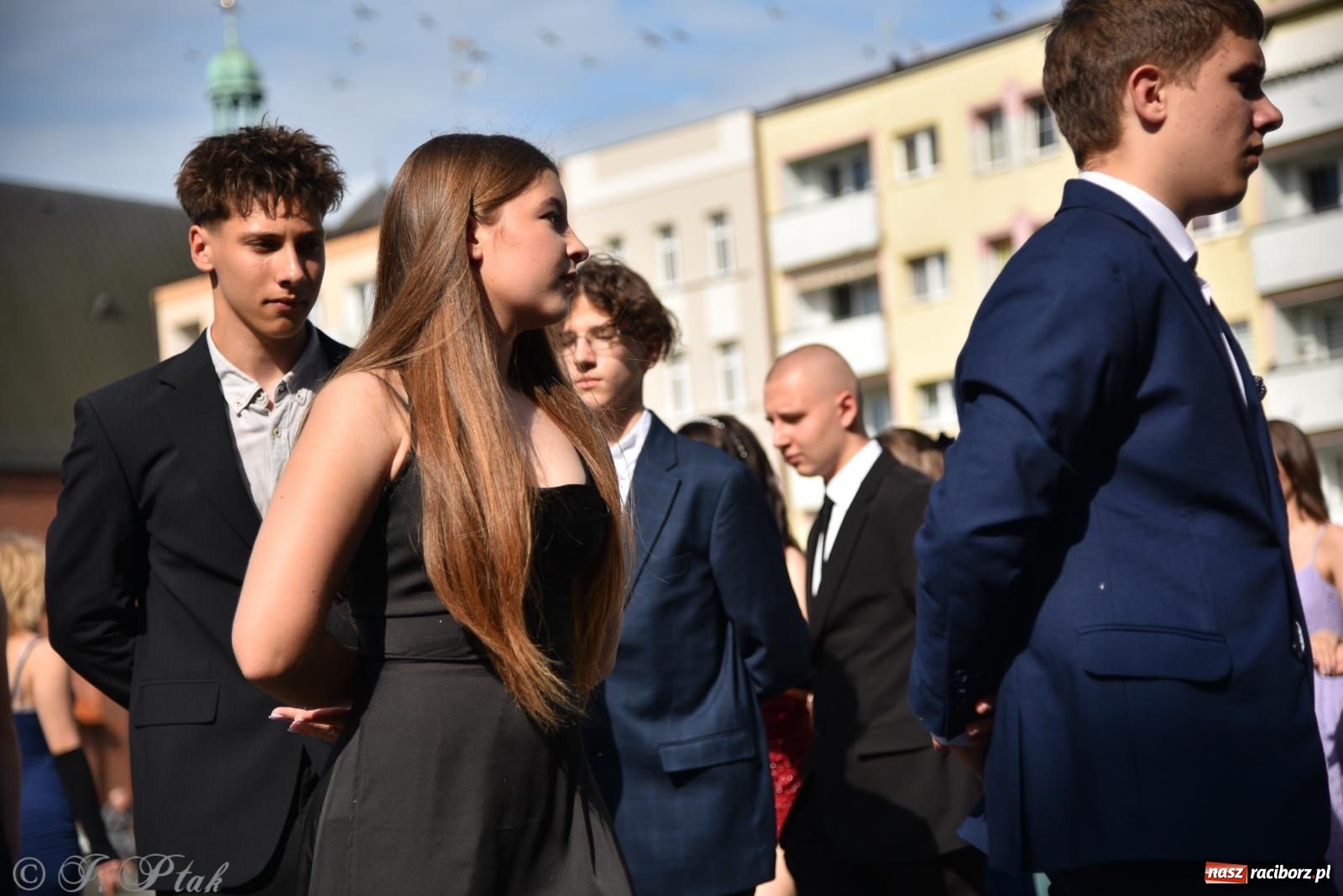 Zdjęcie w galerii na portalu naszraciborz.pl: Polonez ósmoklasistów z SP 18 na raciborskim rynku [FOTO i WIDEO] wiadomości z regionu