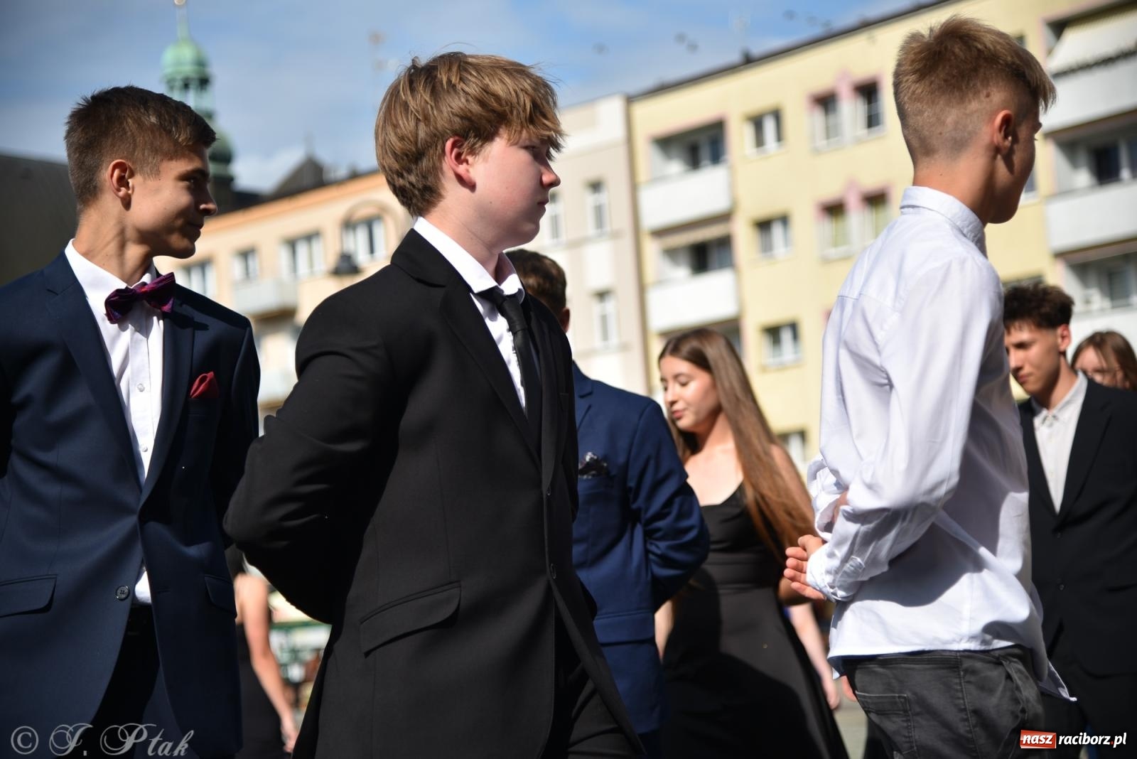 Zdjęcie w galerii na portalu naszraciborz.pl: Polonez ósmoklasistów z SP 18 na raciborskim rynku [FOTO i WIDEO] wiadomości z regionu