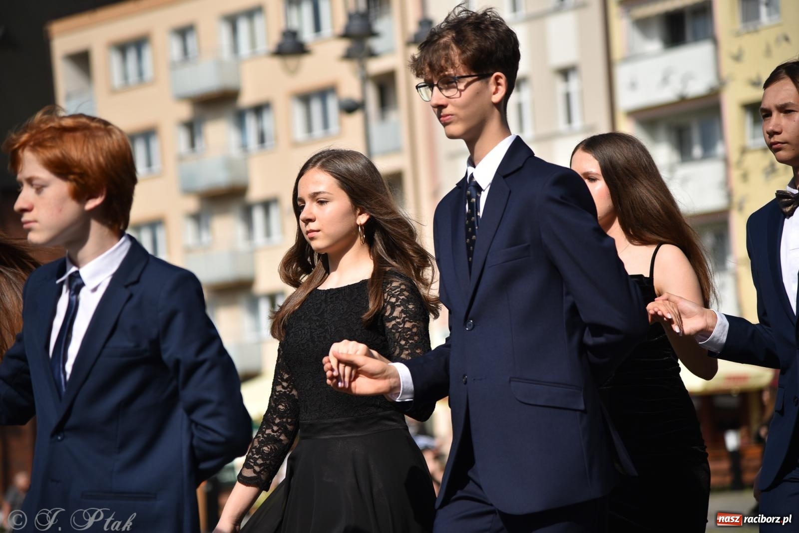 Zdjęcie w galerii na portalu naszraciborz.pl: Polonez ósmoklasistów z SP 18 na raciborskim rynku [FOTO i WIDEO] wiadomości z regionu