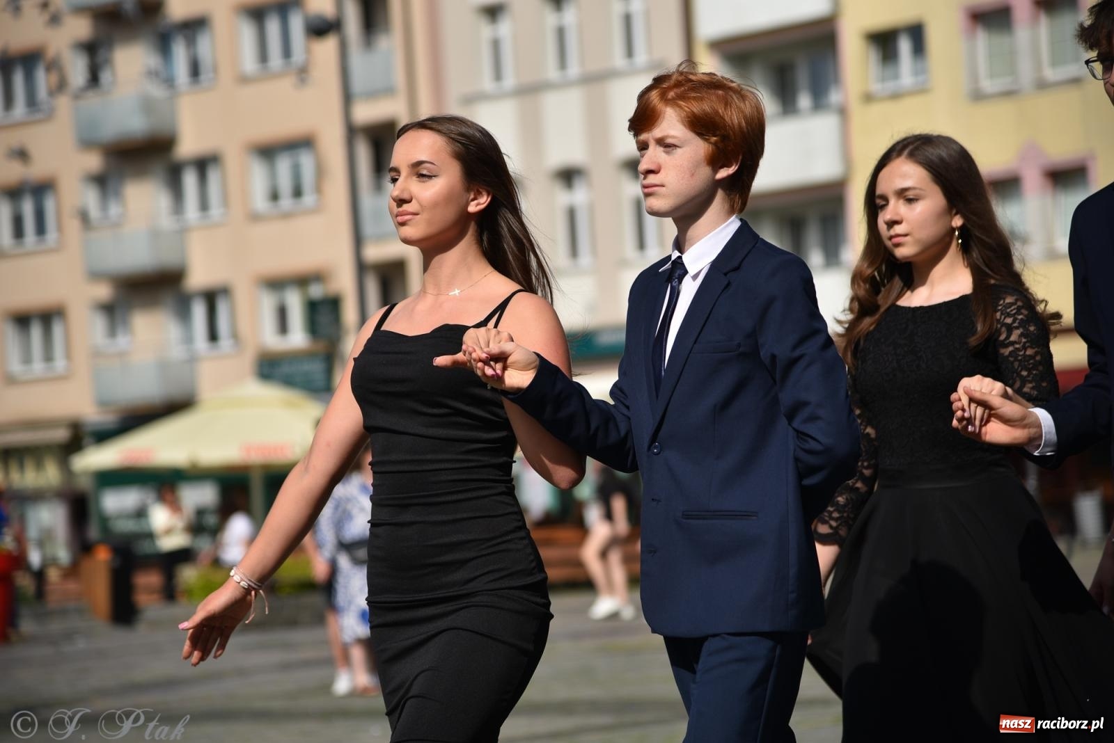 Zdjęcie w galerii na portalu naszraciborz.pl: Polonez ósmoklasistów z SP 18 na raciborskim rynku [FOTO i WIDEO] wiadomości z regionu