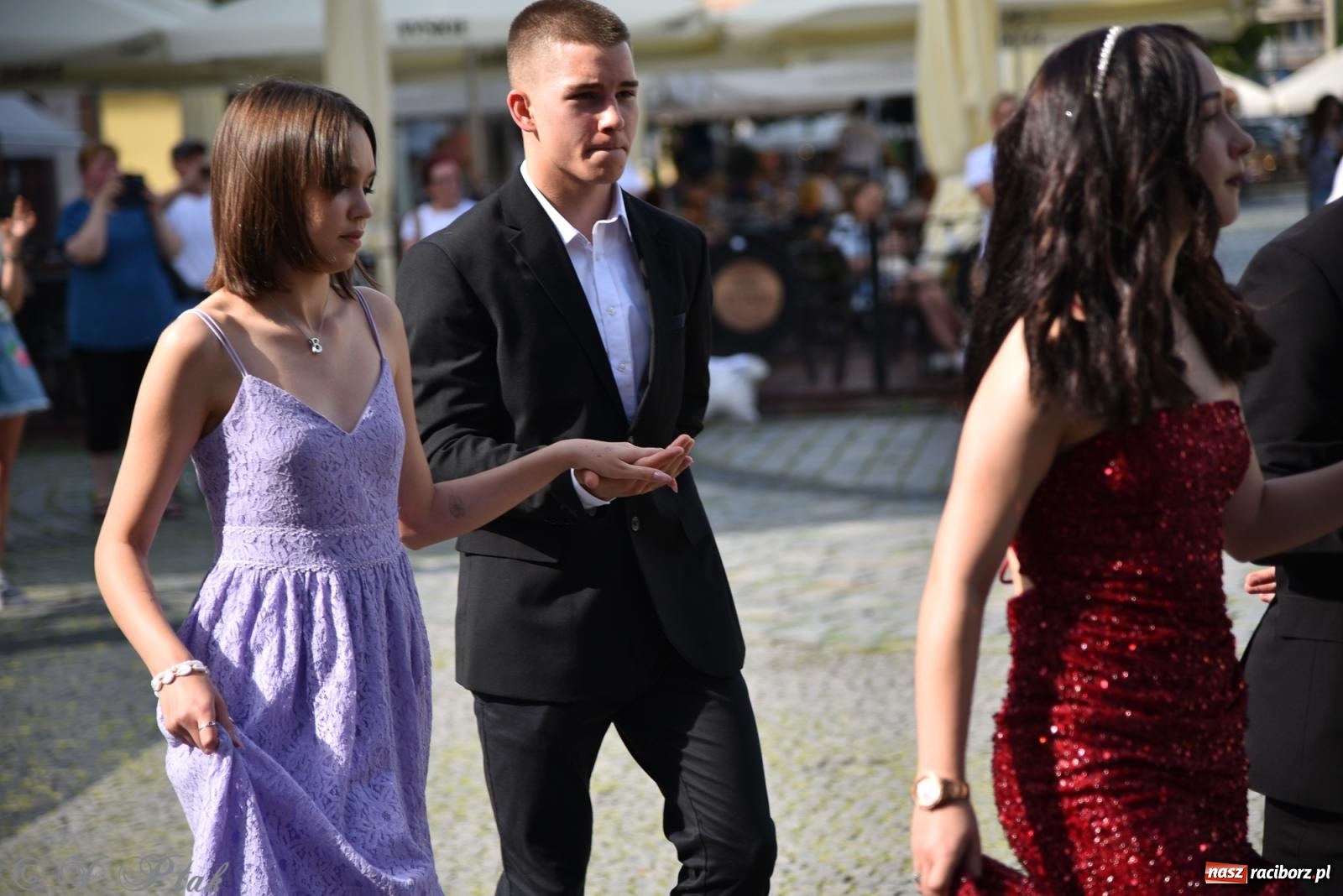 Zdjęcie w galerii na portalu naszraciborz.pl: Polonez ósmoklasistów z SP 18 na raciborskim rynku [FOTO i WIDEO] wiadomości z regionu