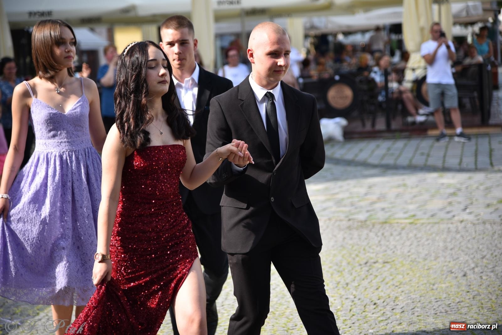 Zdjęcie w galerii na portalu naszraciborz.pl: Polonez ósmoklasistów z SP 18 na raciborskim rynku [FOTO i WIDEO] wiadomości z regionu