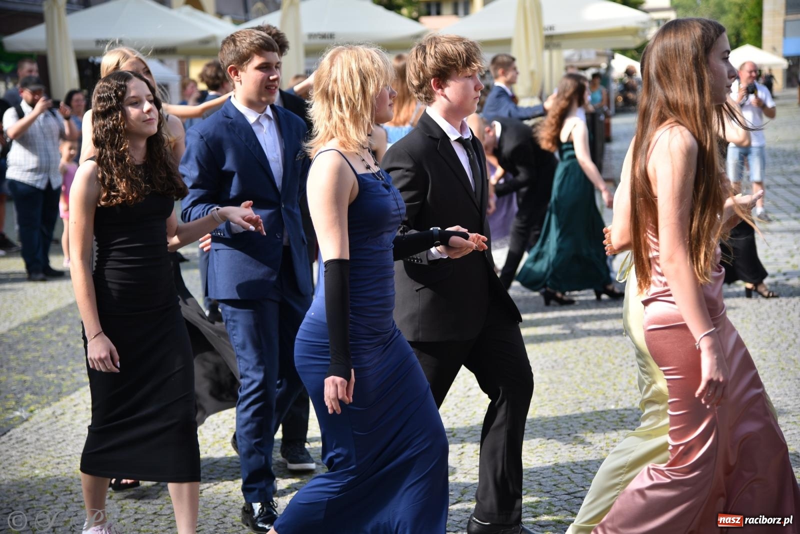 Zdjęcie w galerii na portalu naszraciborz.pl: Polonez ósmoklasistów z SP 18 na raciborskim rynku [FOTO i WIDEO] wiadomości z regionu