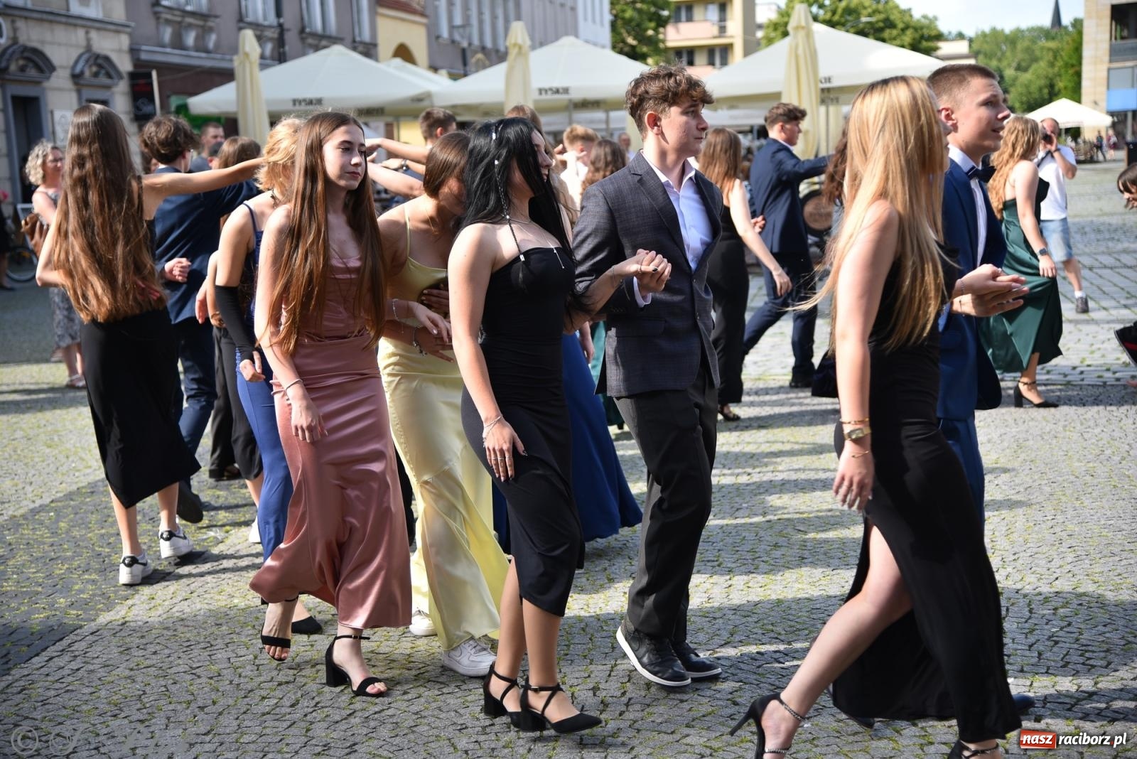 Zdjęcie w galerii na portalu naszraciborz.pl: Polonez ósmoklasistów z SP 18 na raciborskim rynku [FOTO i WIDEO] wiadomości z regionu